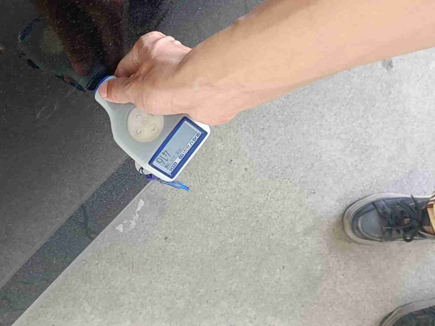 右侧前门漆面钣金痕迹实拍
