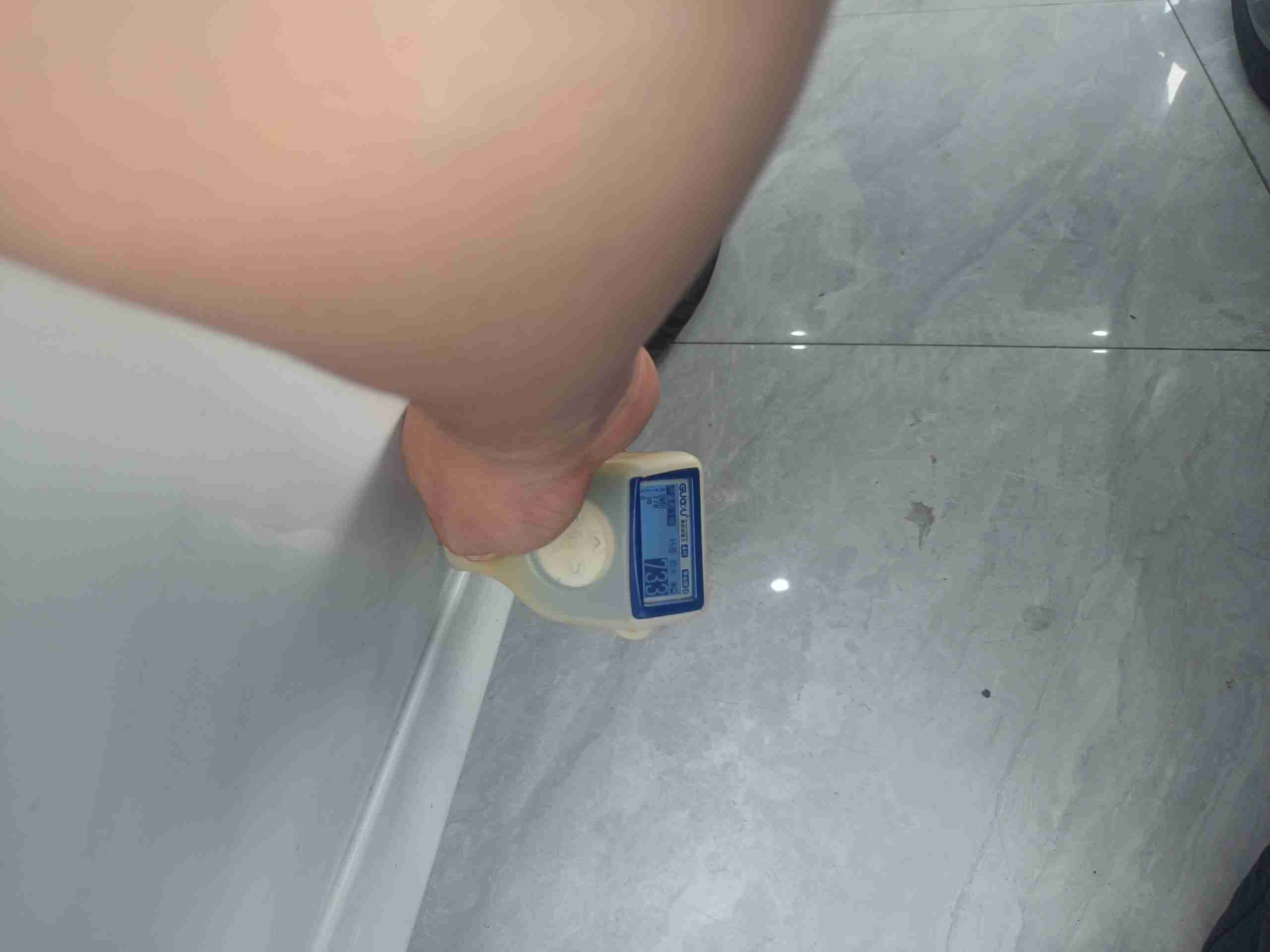 右侧前门钣金修复痕迹实拍