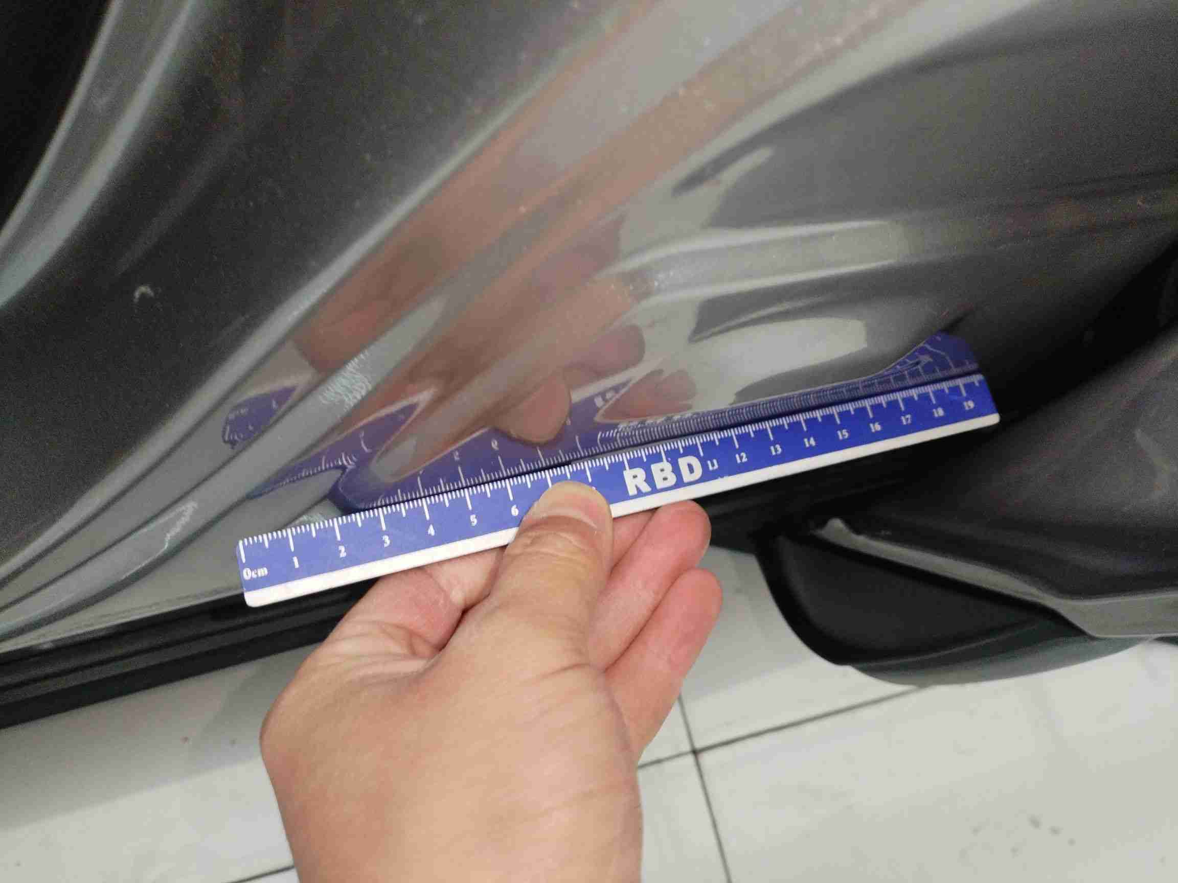 左B柱内侧轻微变形实拍