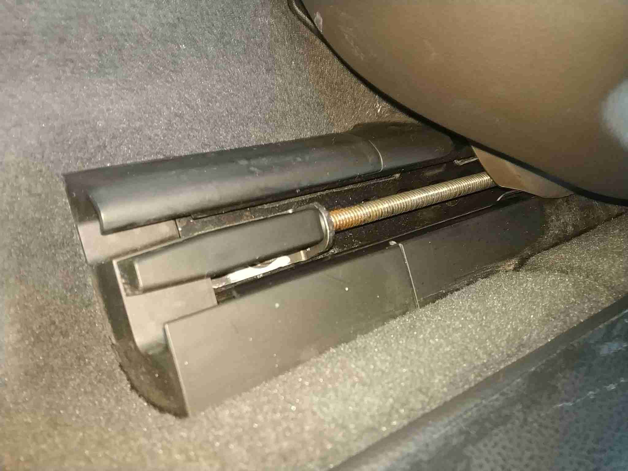 左前座椅滑轨螺丝浮锈实拍