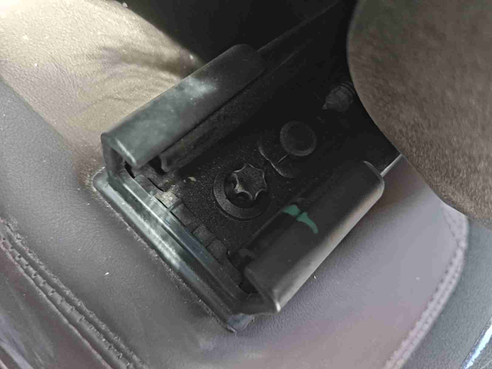 左前座椅滑轨拆卸痕迹实拍