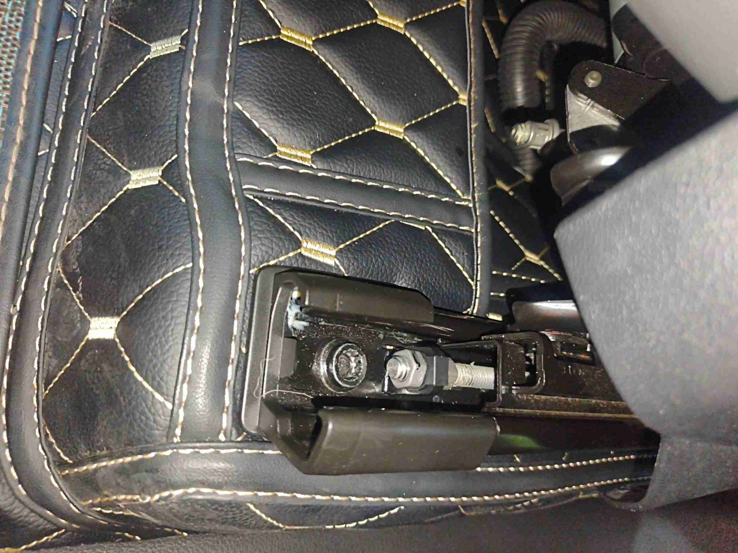 左前座椅滑轨拆卸痕迹实拍