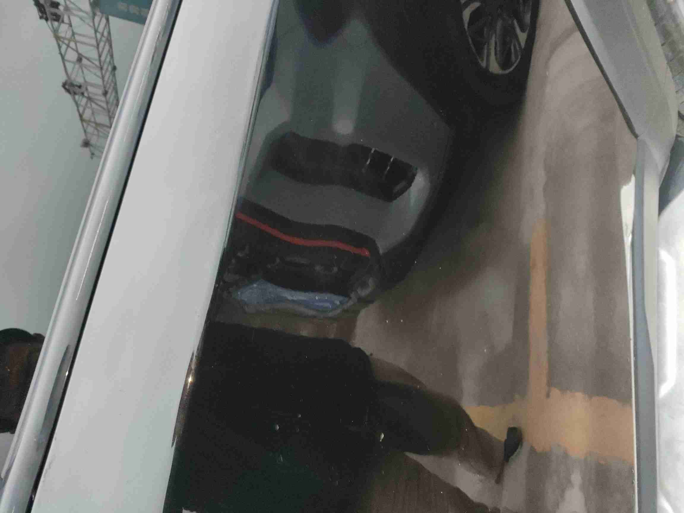 左侧后门喷漆痕迹实拍