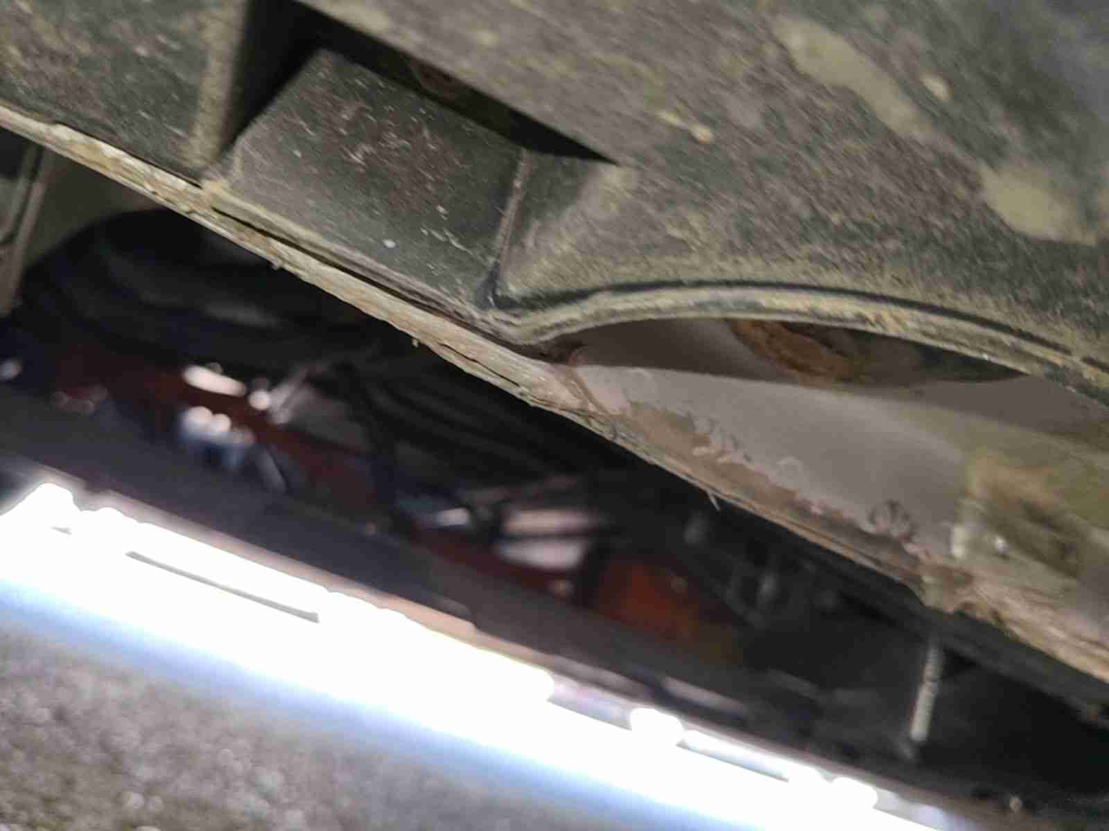 右侧底边梁轻微变形实拍