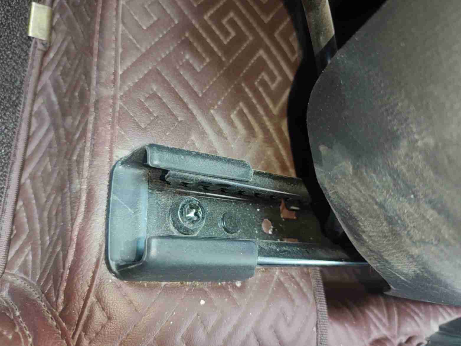 左前座椅滑轨拆卸痕迹实拍