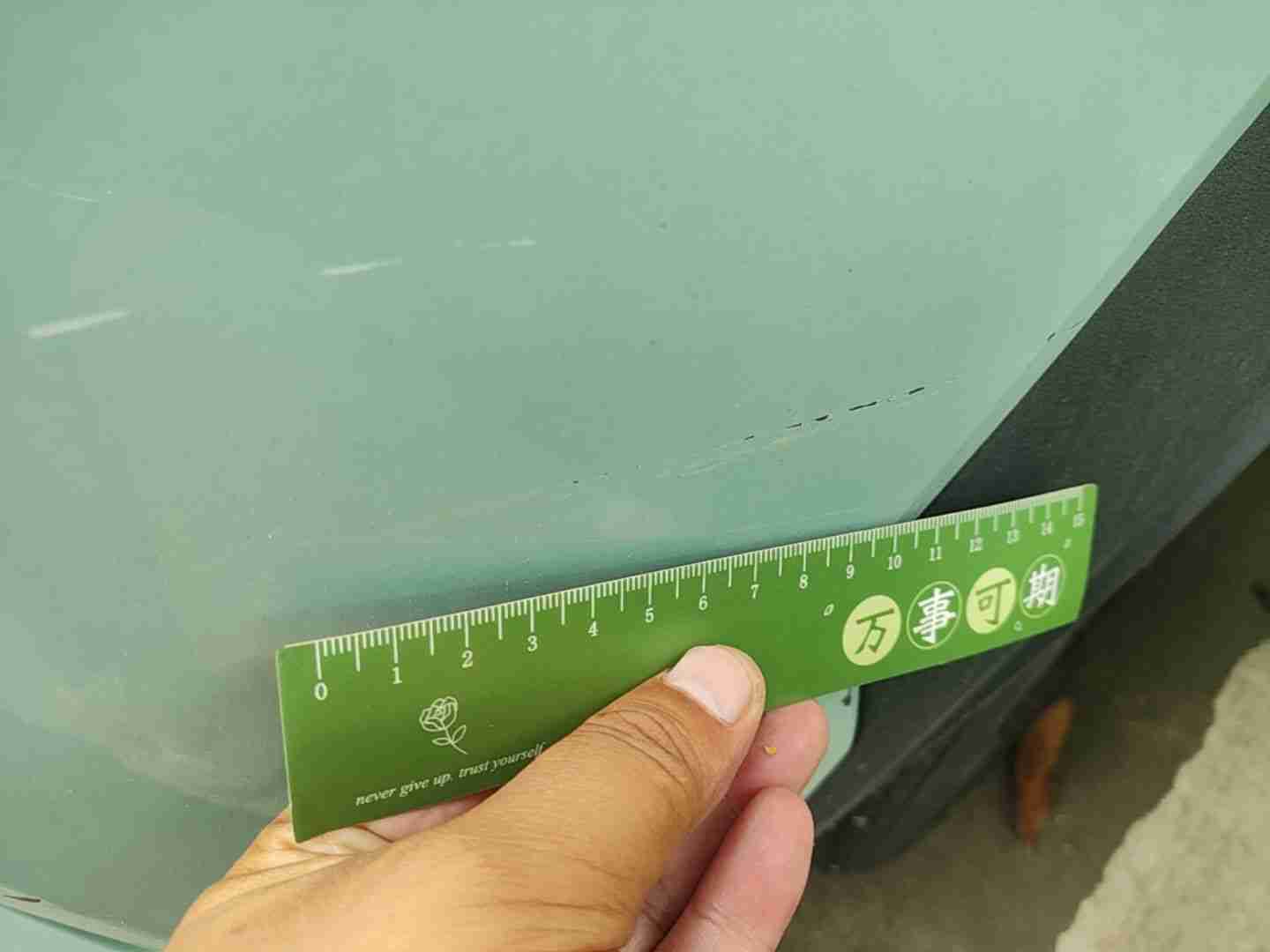 后保险杠漆面损伤实拍