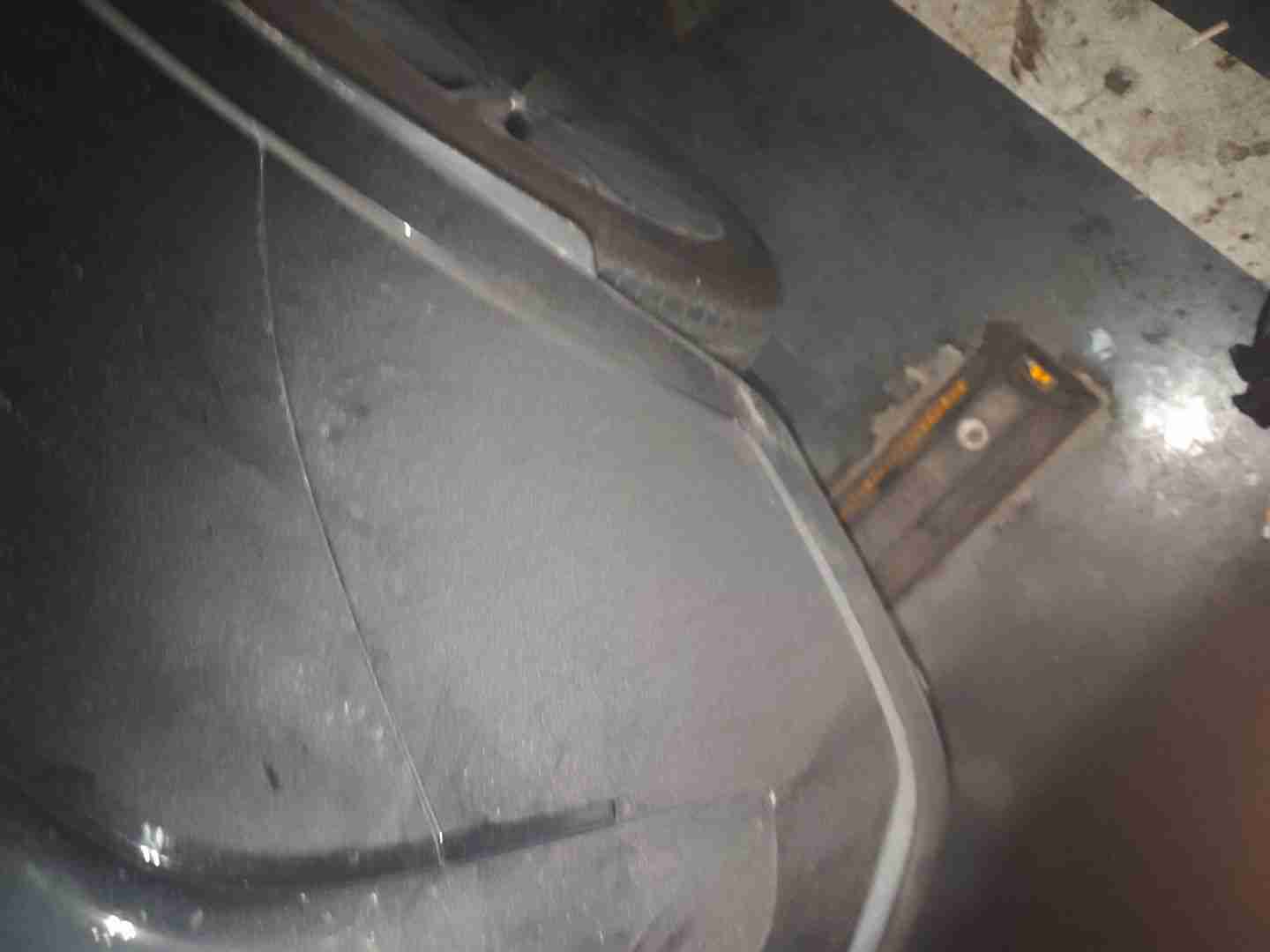 后保险杠拆卸痕迹实拍