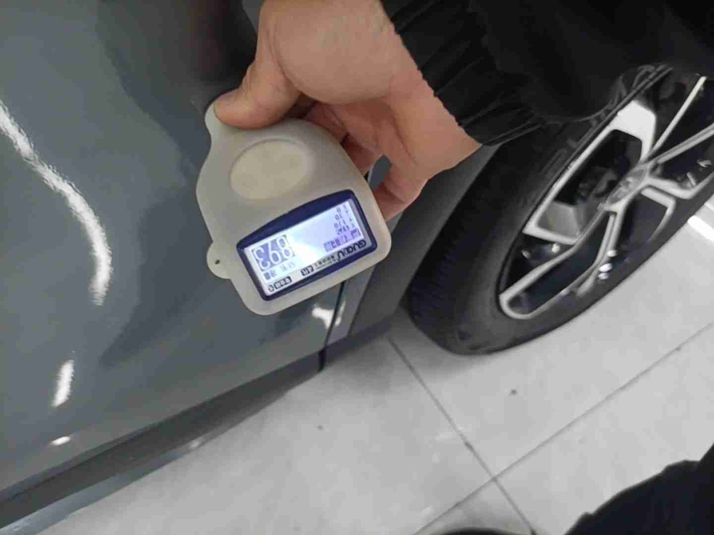 右侧前门漆面钣金痕迹实拍