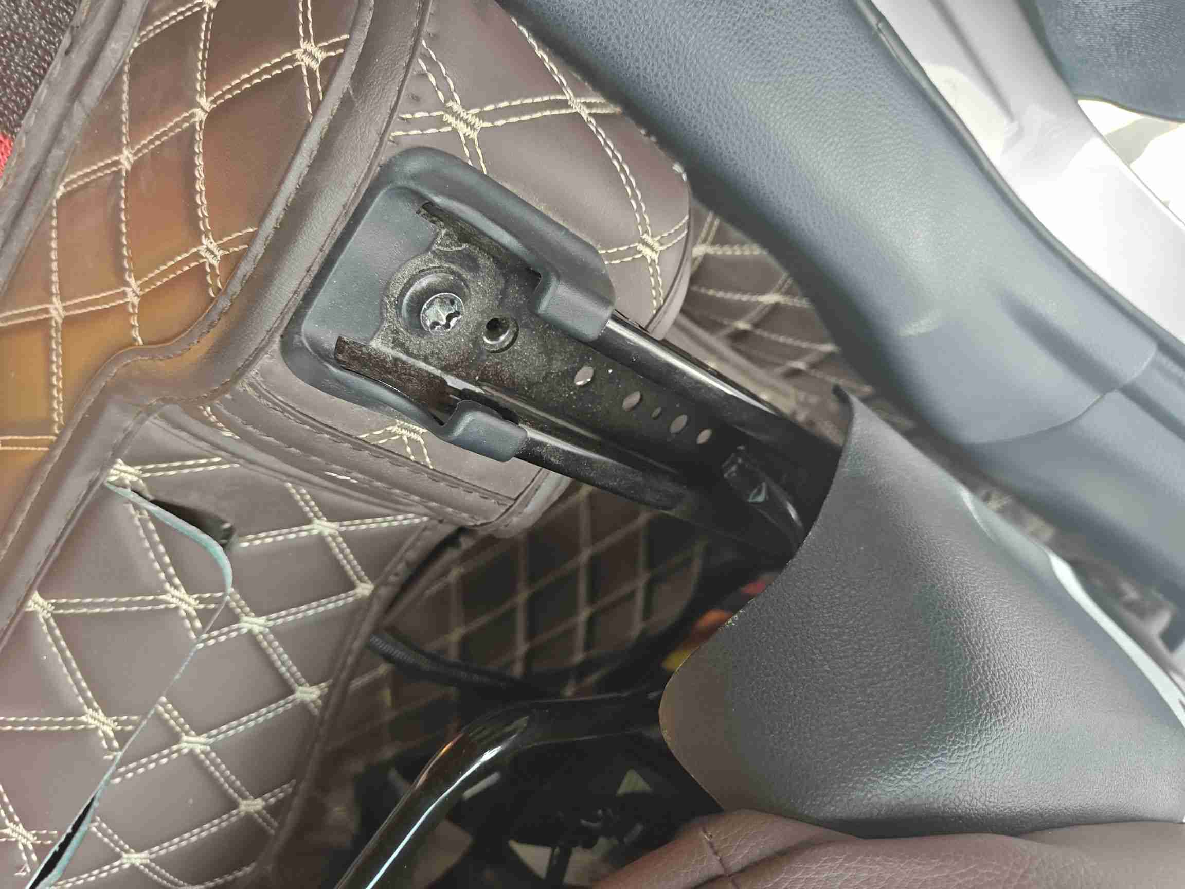 右前座椅滑轨拆卸痕迹实拍