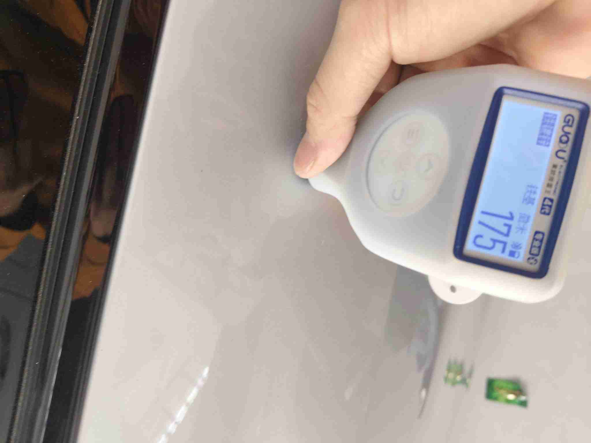 左侧前门喷漆痕迹实拍