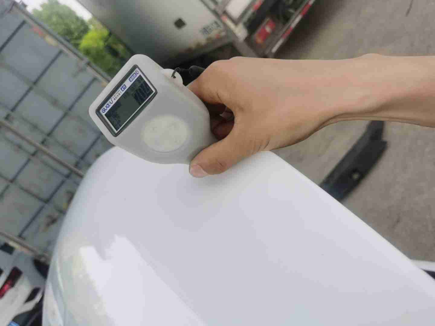 发动机舱盖钣金痕迹实拍