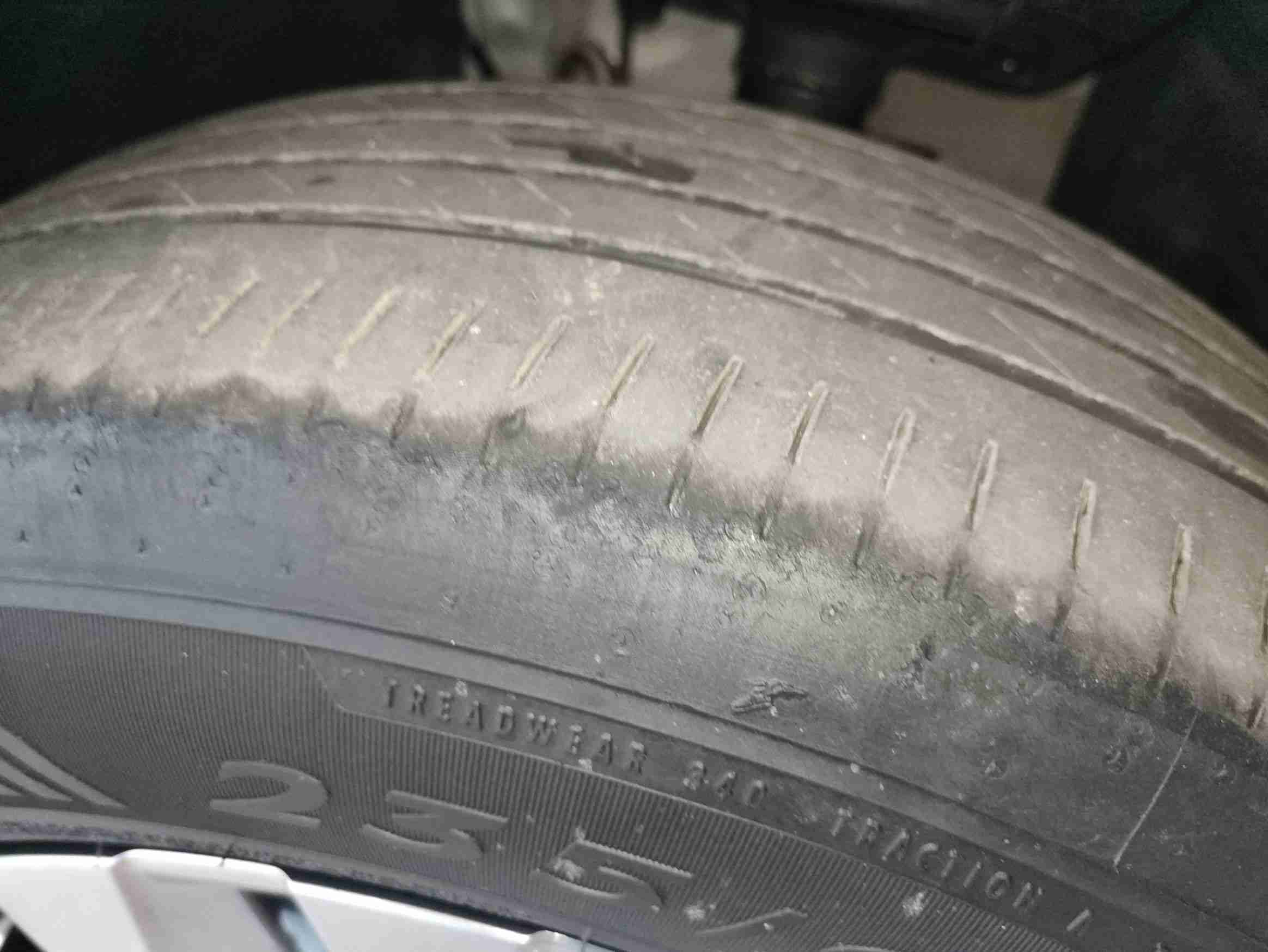 左前轮胎磨损情况实拍