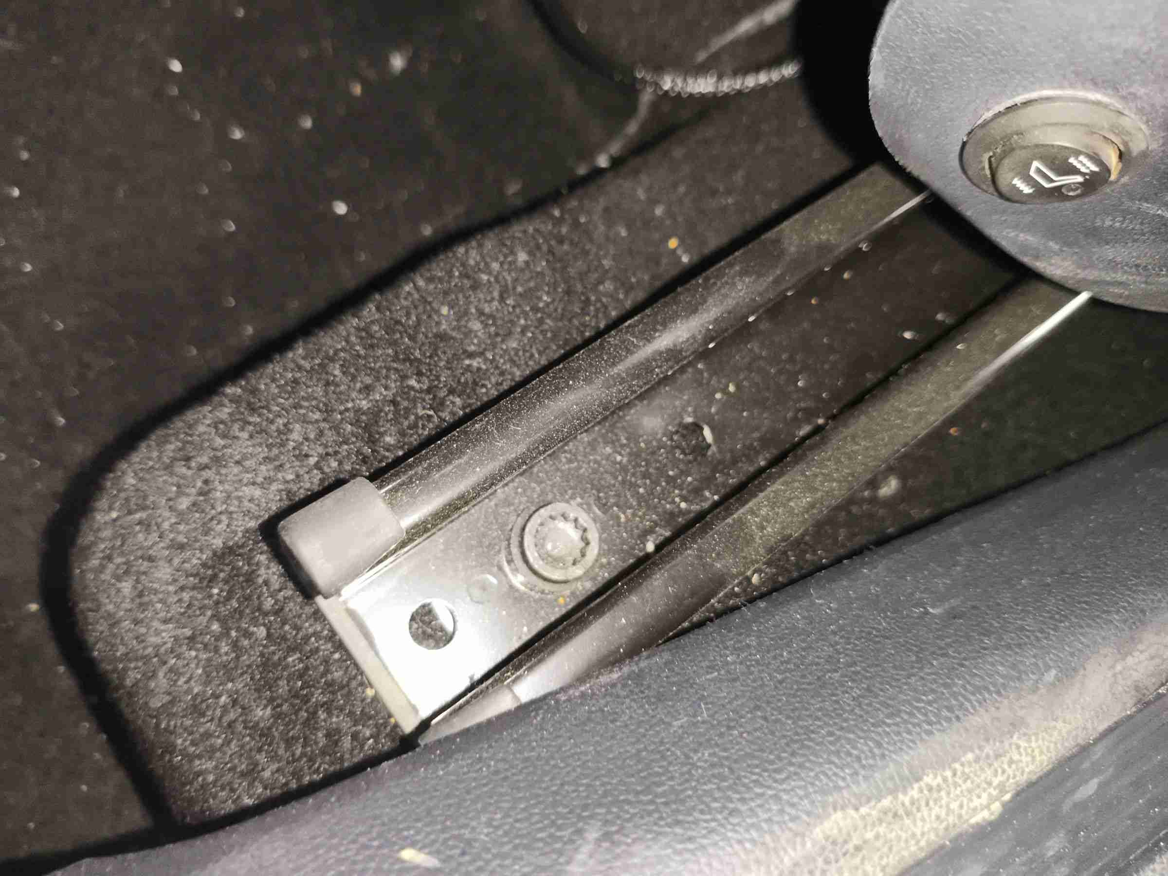 左前座椅滑轨拆卸痕迹实拍