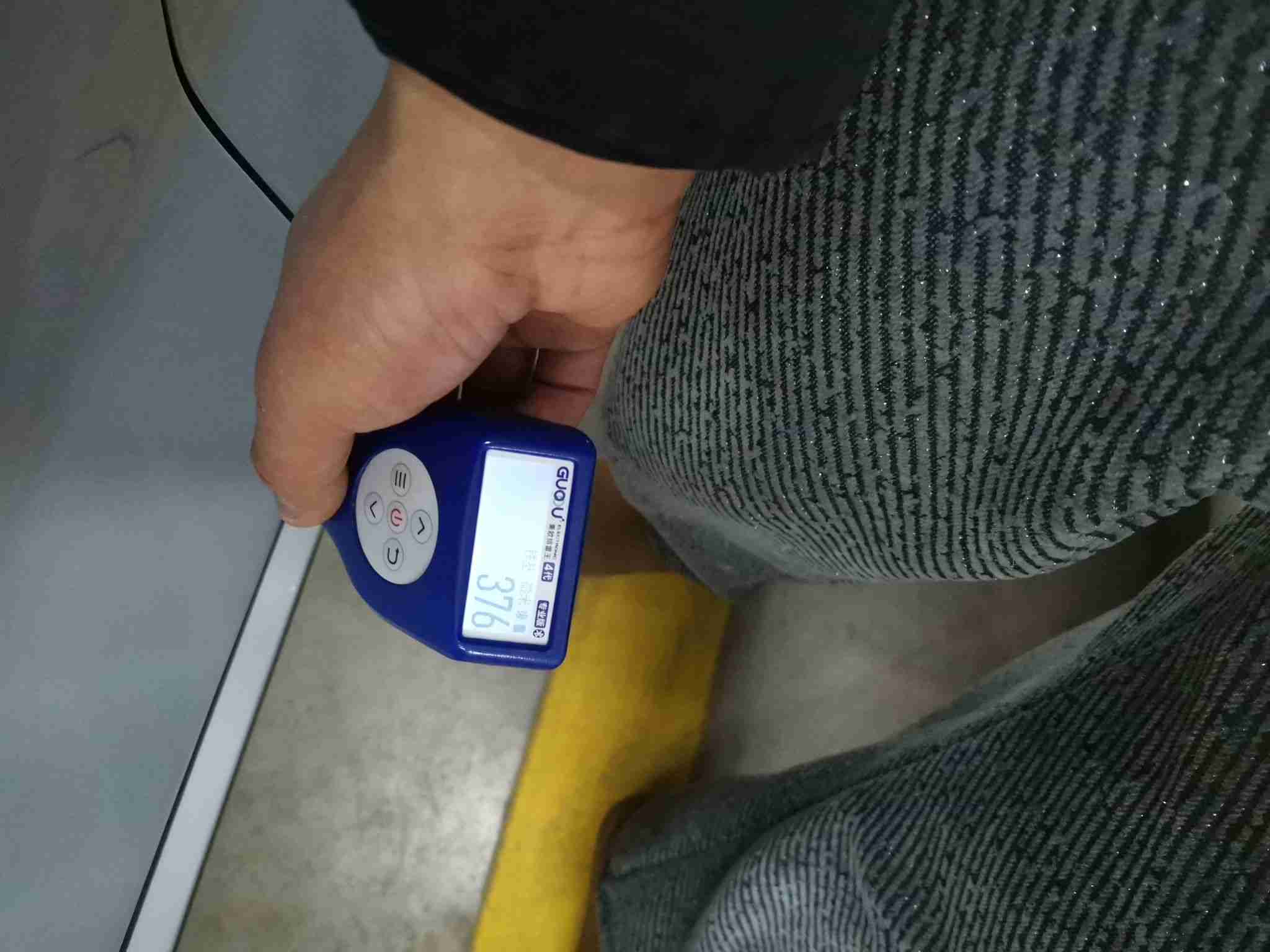 右侧后门漆面钣金修复痕迹实拍