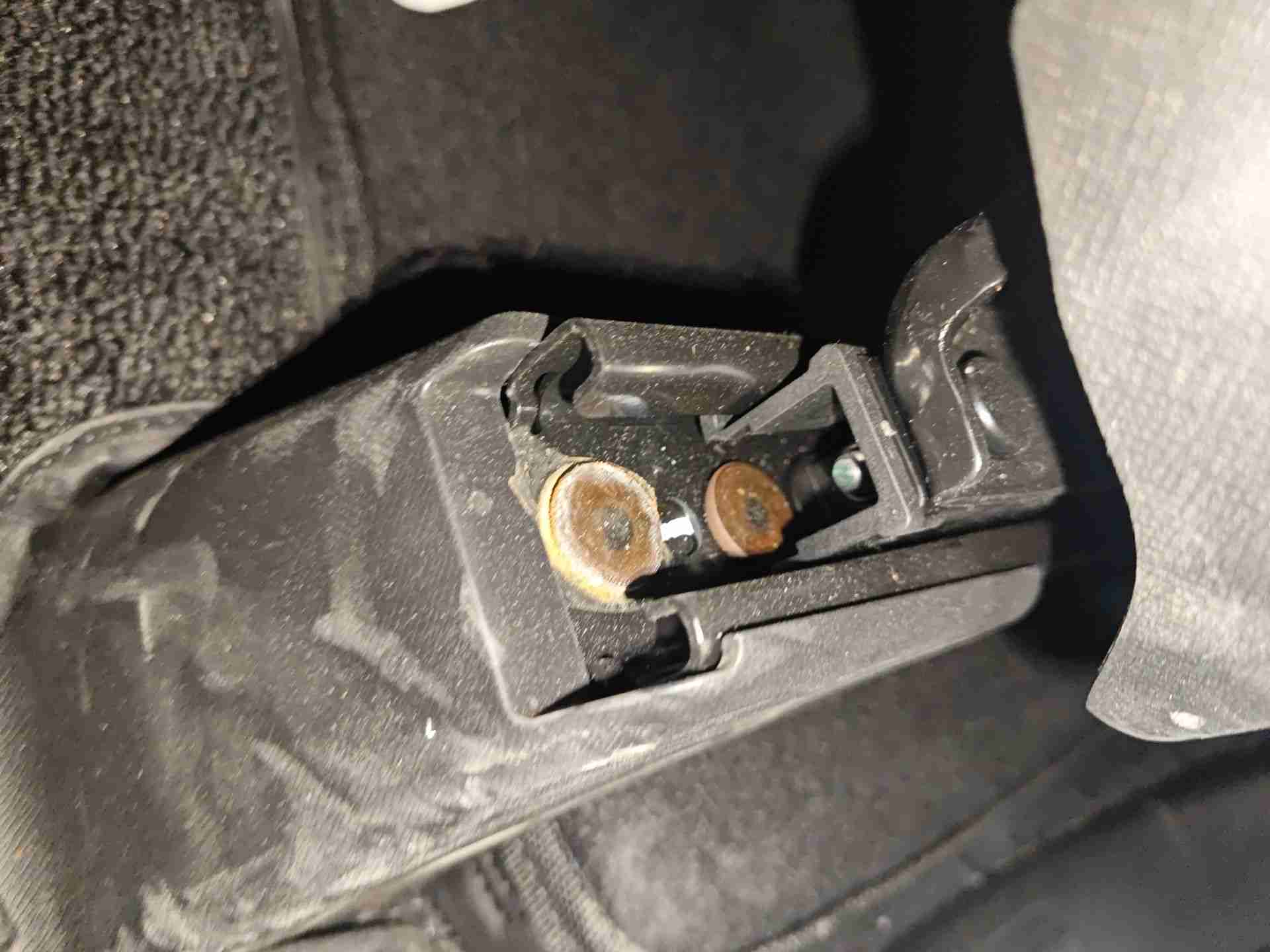 左前座椅滑轨拆卸痕迹实拍