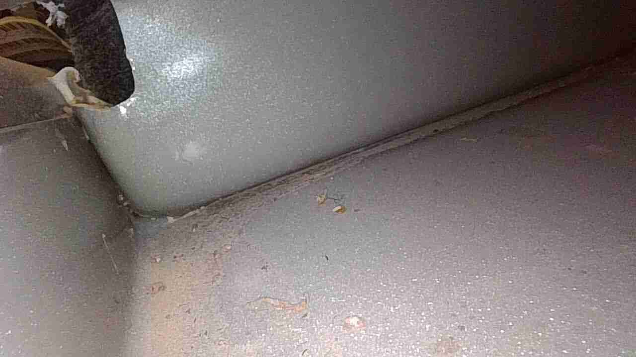 车内底板隔音胶浸水痕迹实拍