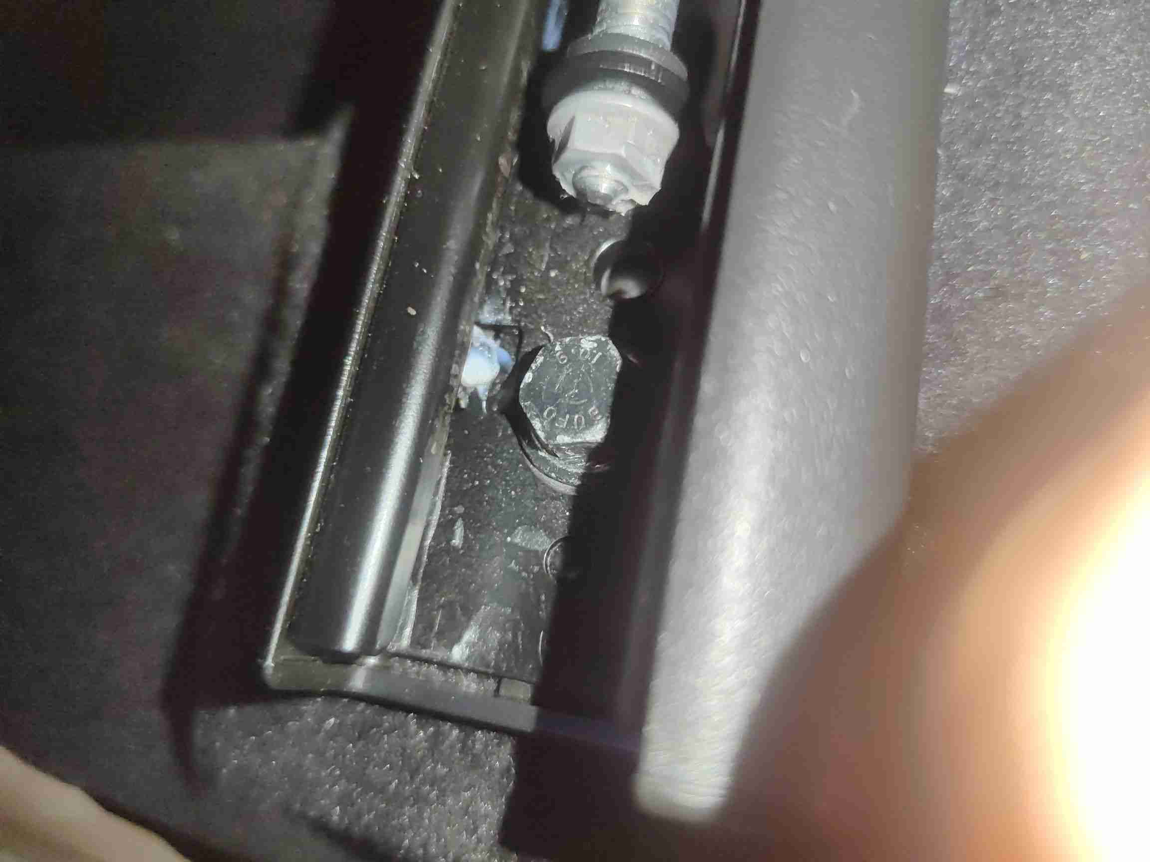 左前座椅滑轨螺丝拆卸痕迹实拍
