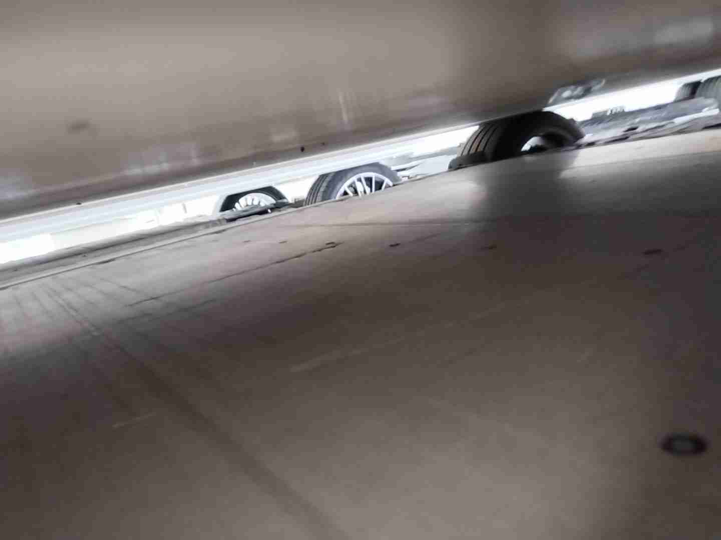动力电池箱底板轻微凹陷实拍