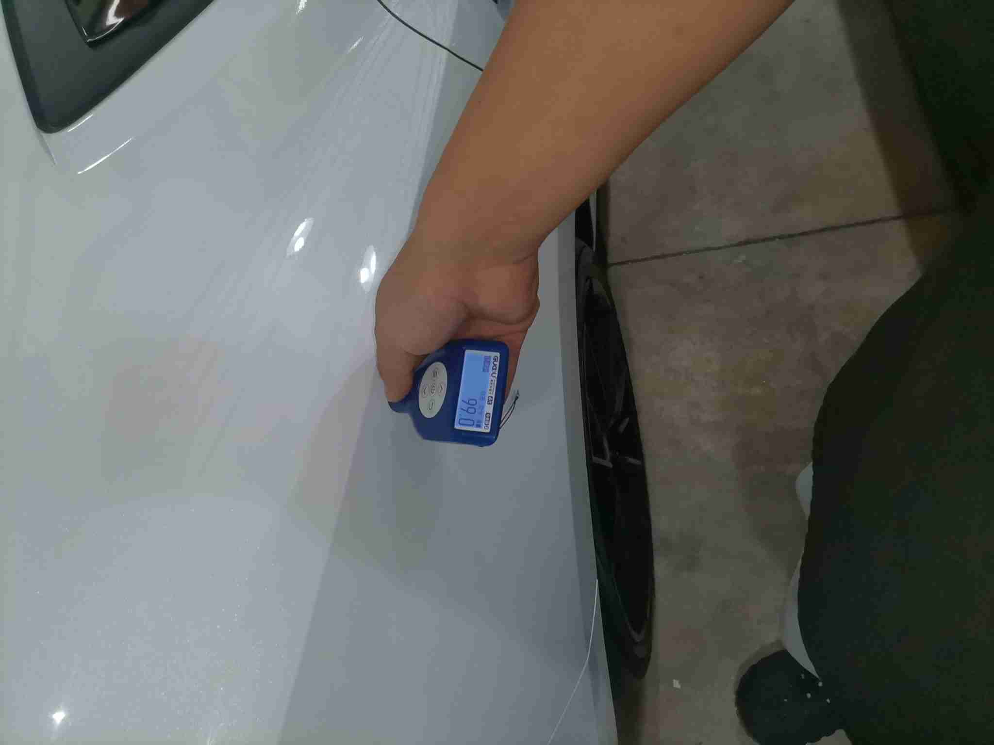 右后翼子板漆面喷漆修复实拍