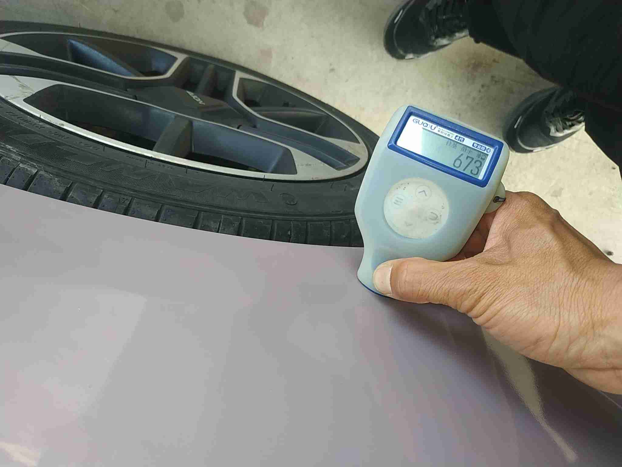 右后翼子板钣金痕迹实拍