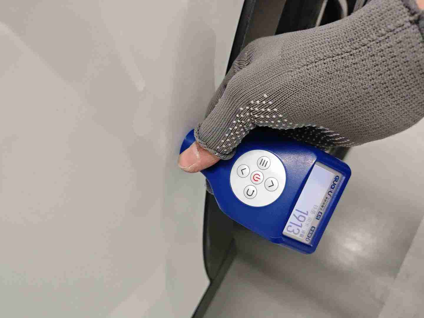 左侧后门钣金修复痕迹实拍