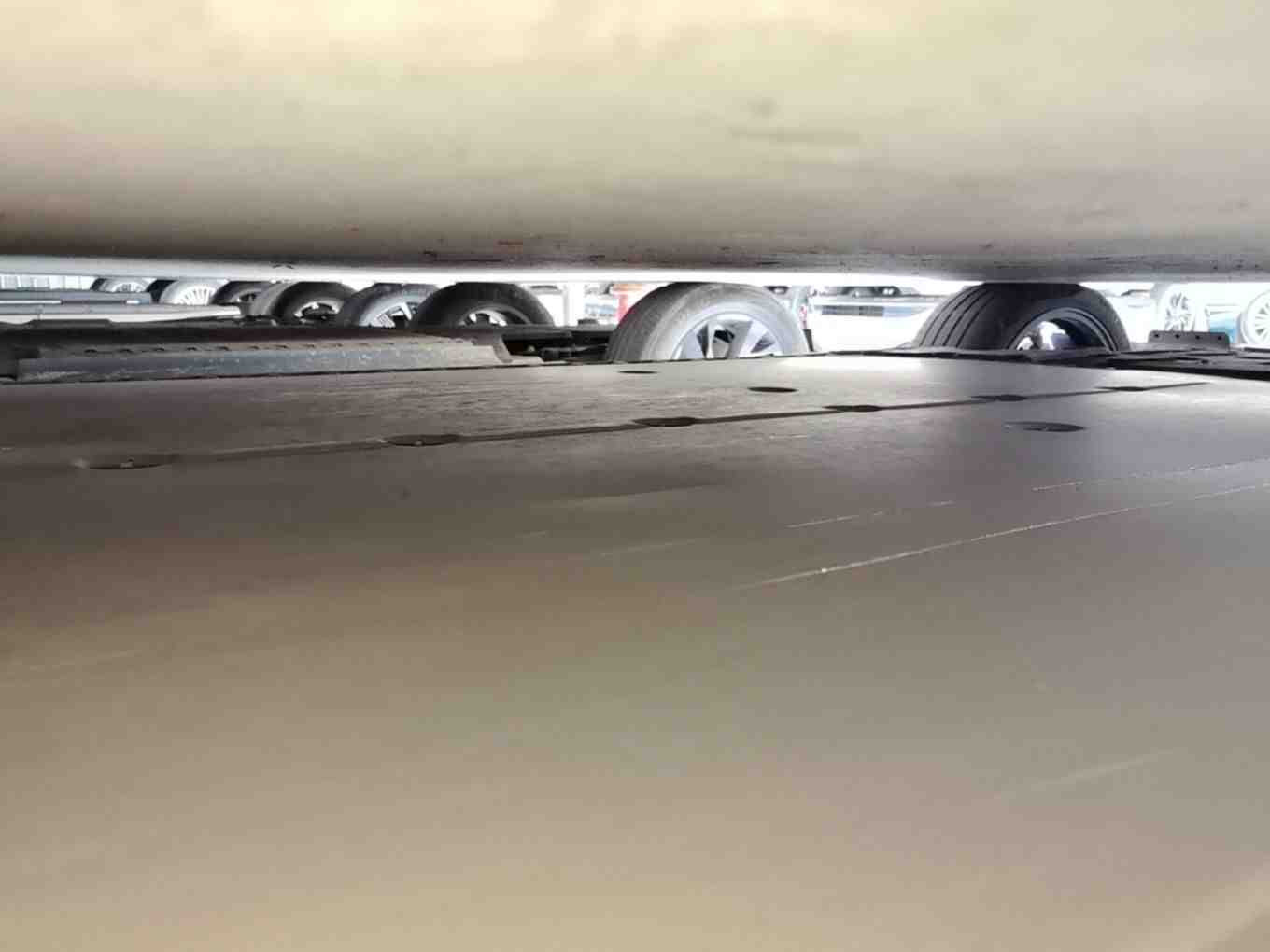 动力电池箱底板轻微凹陷实拍