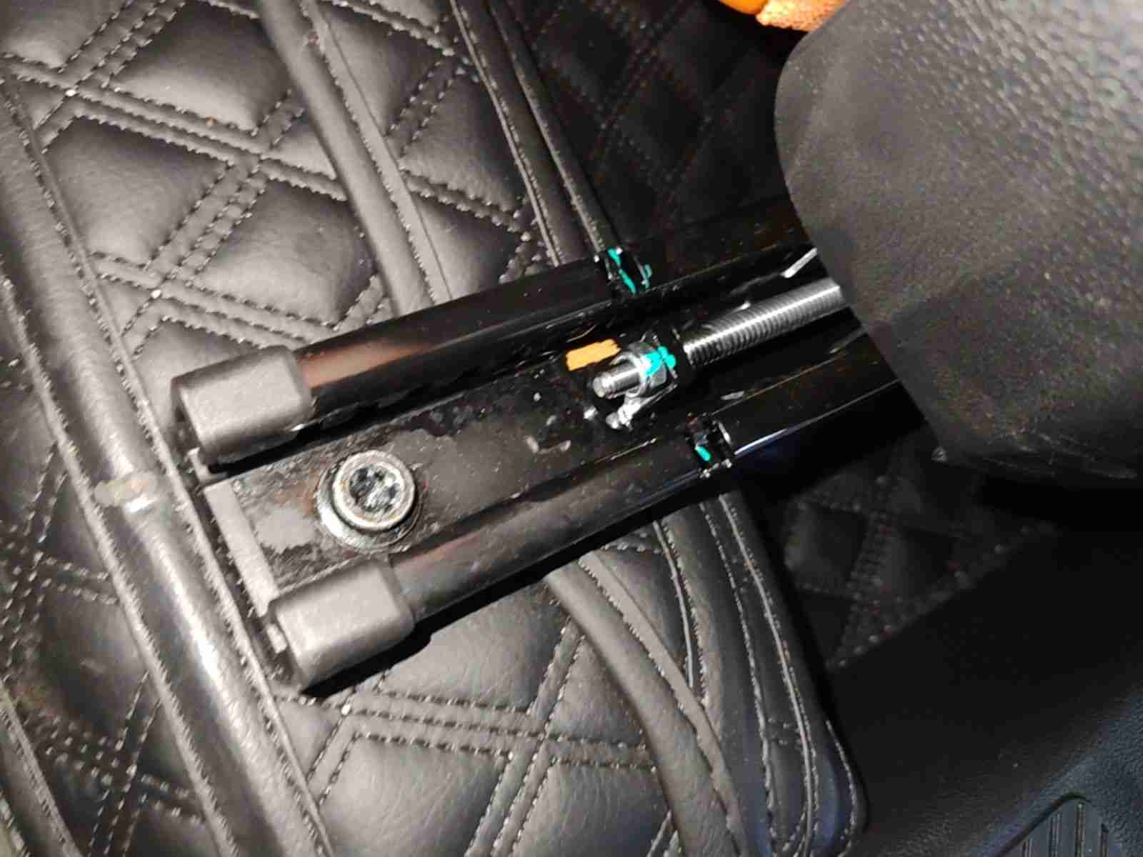 左前座椅滑轨拆卸痕迹实拍