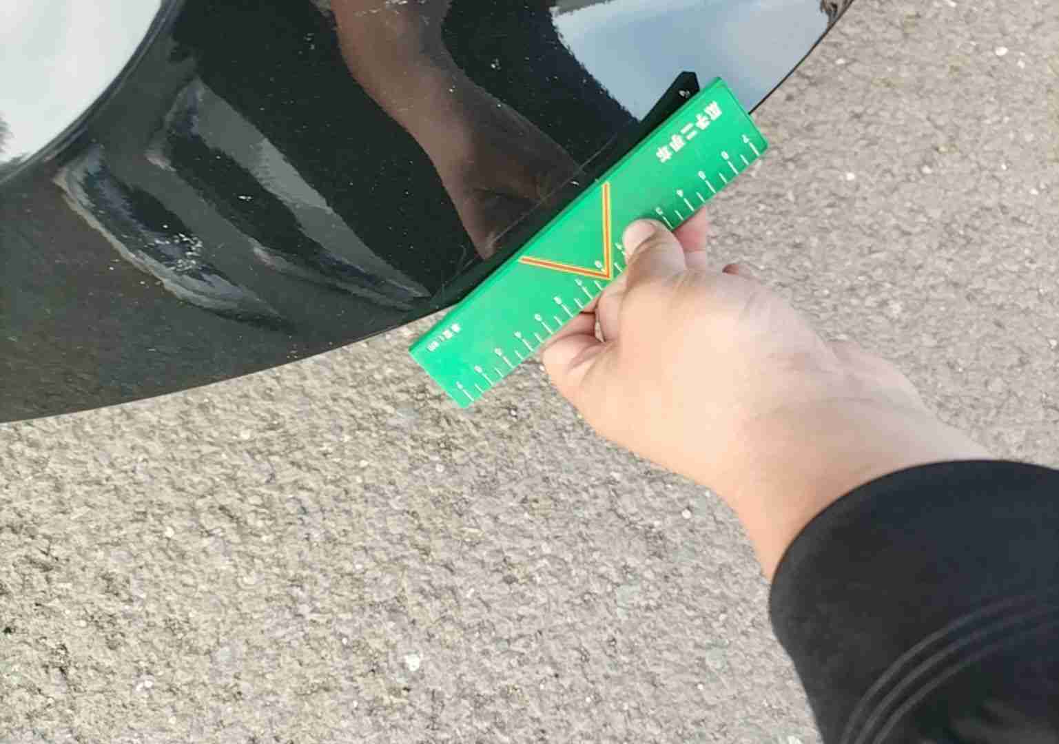 前保险杠漆面损伤实拍