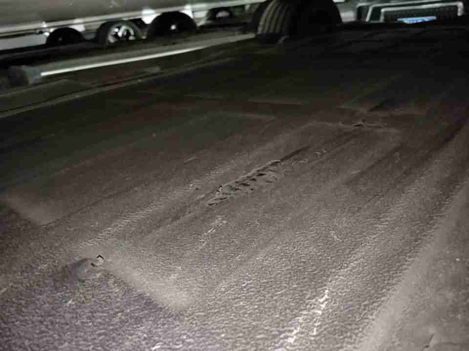 动力电池箱底板轻微凹陷实拍
