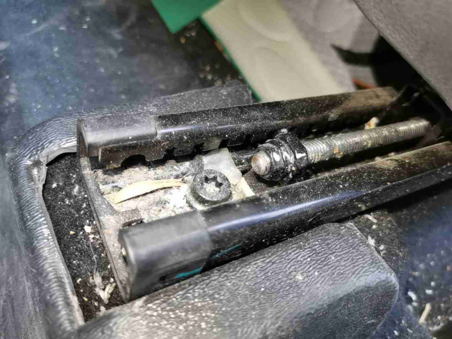 左前座椅滑轨轻微浮锈实拍