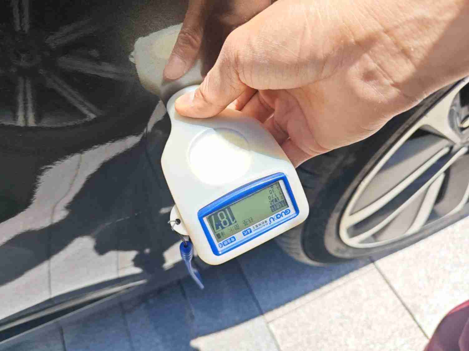 左侧后门喷漆修复部位实拍