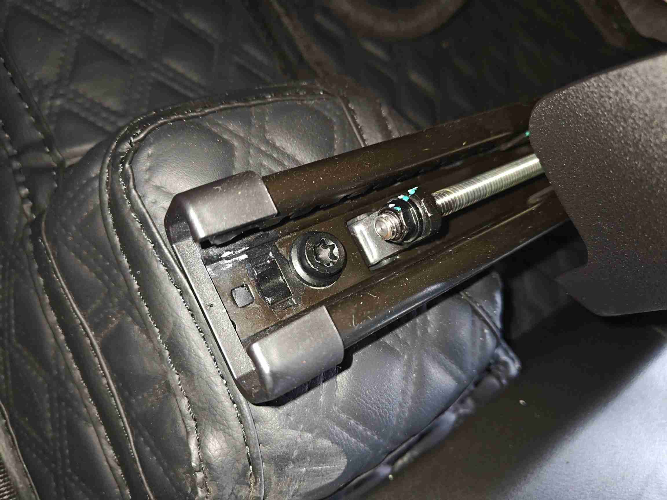 左前座椅滑轨拆卸痕迹实拍