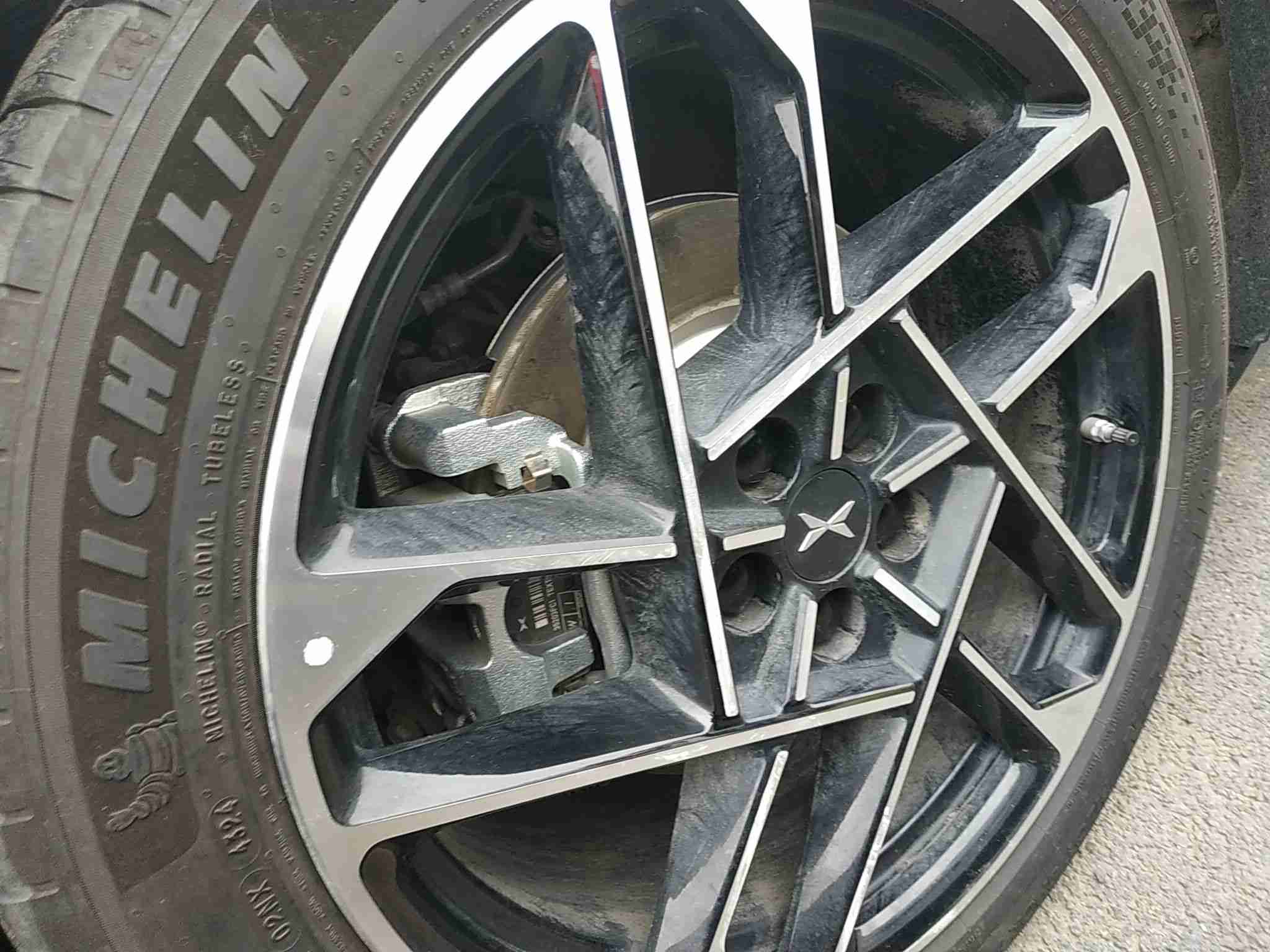 右后轮毂剐蹭实拍