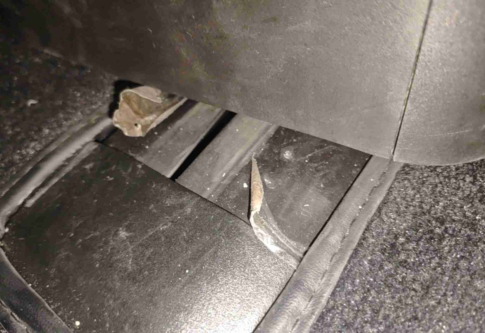 左后第二排座椅滑轨拆卸痕迹实拍