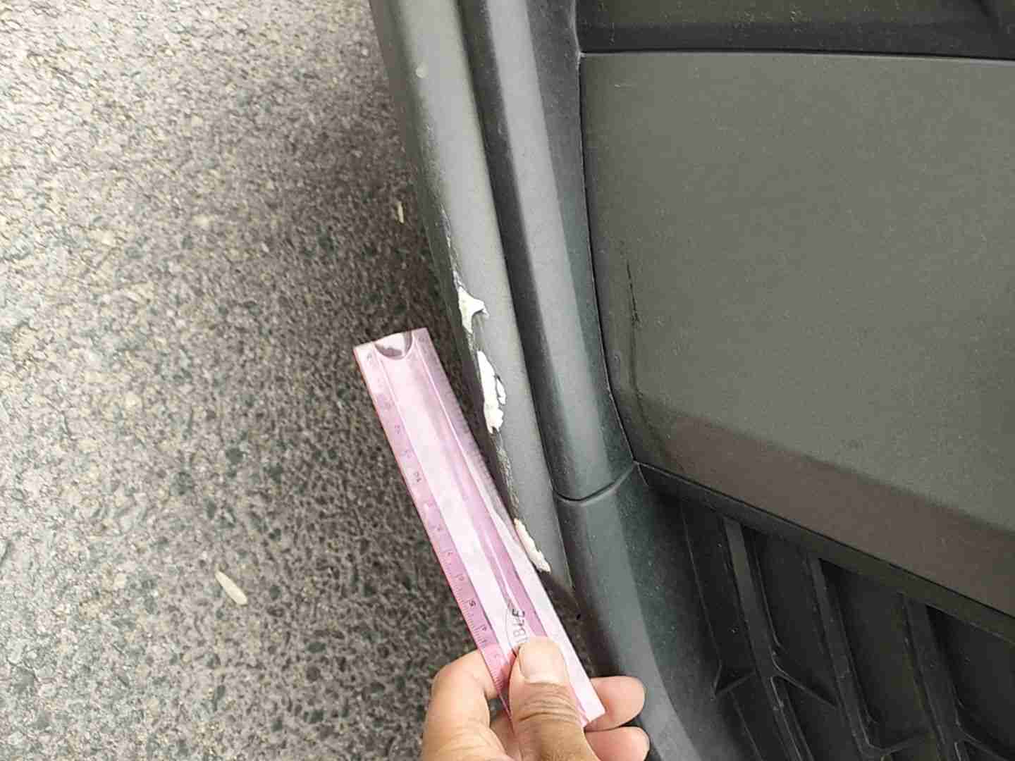 前保险杠漆面损伤实拍