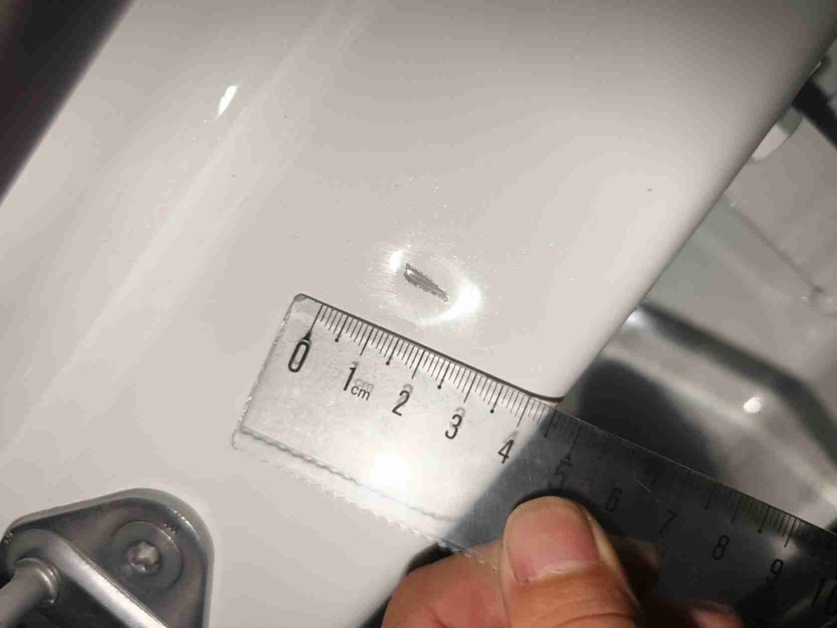 左B柱内侧轻微变形实拍
