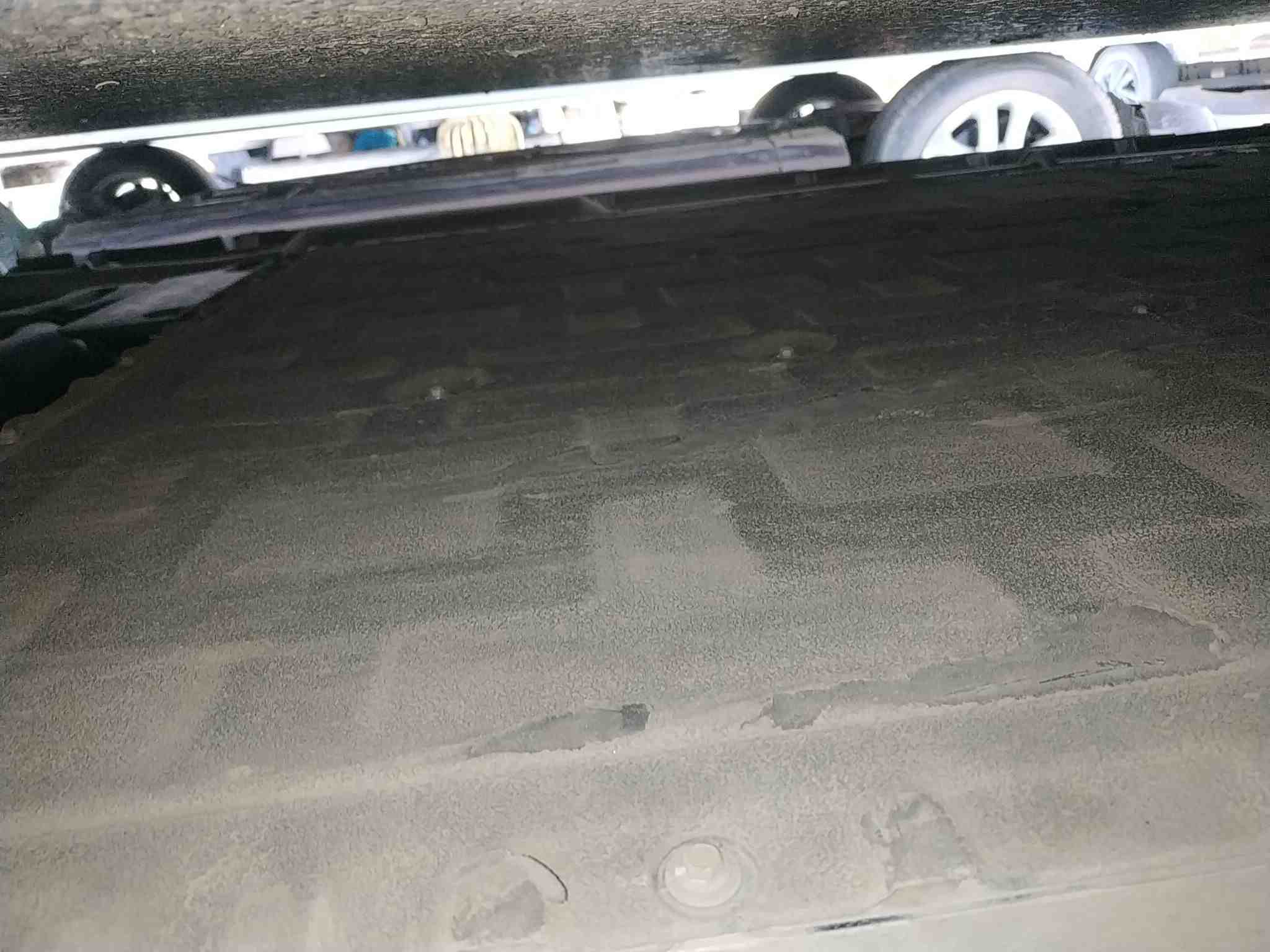动力电池箱底护板剐蹭痕迹实拍