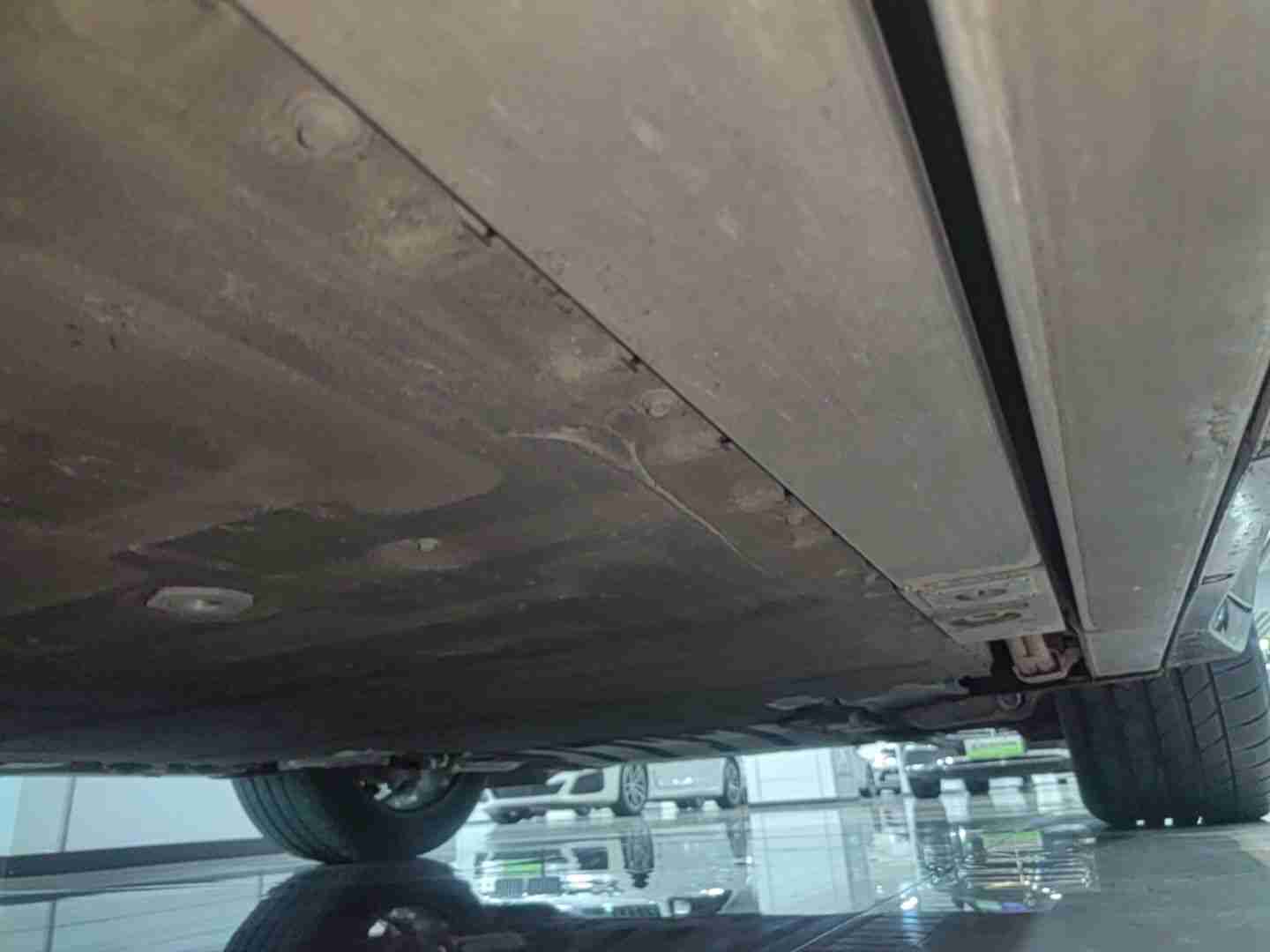 动力电池箱底护板剐蹭痕迹实拍