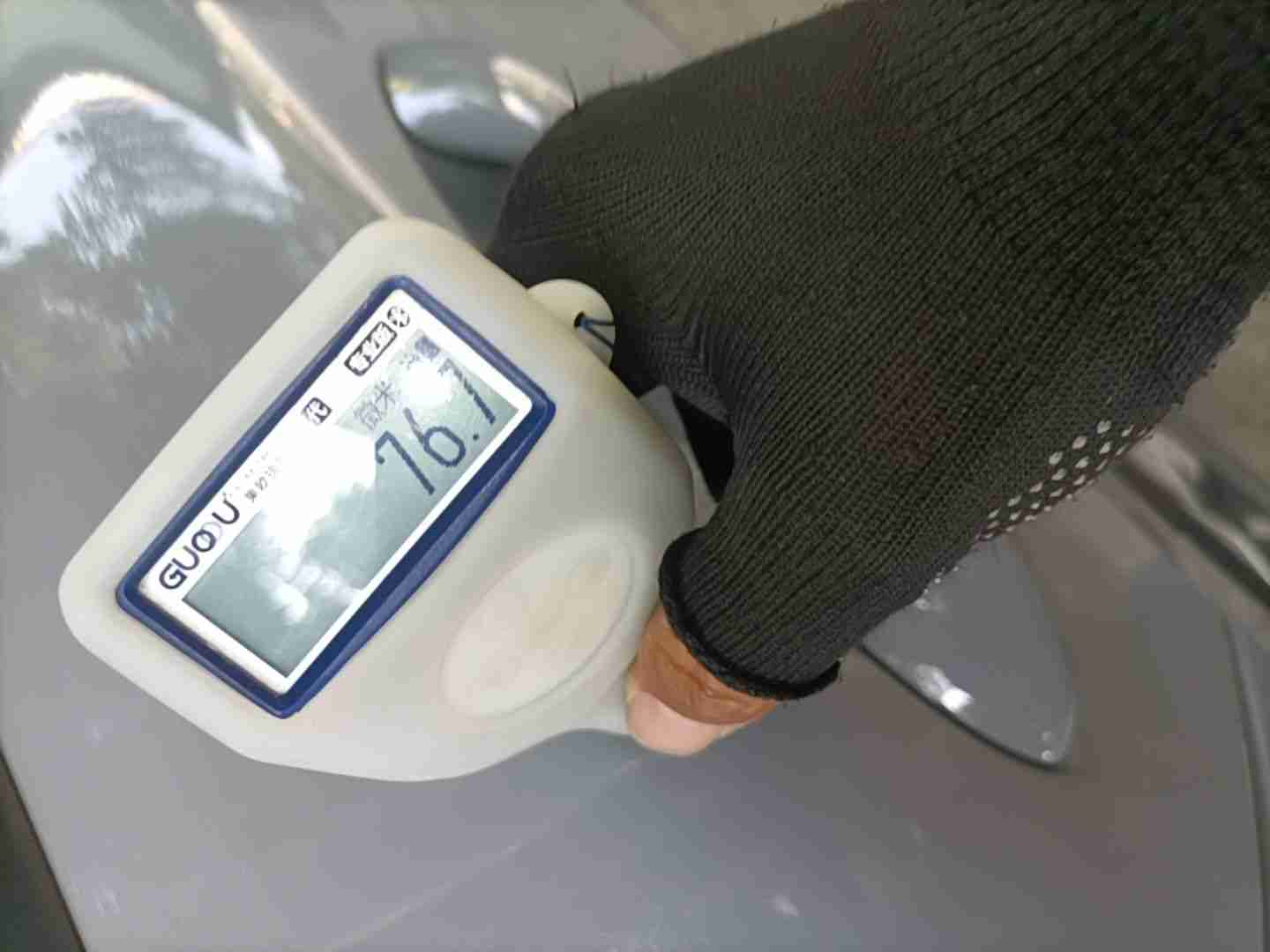 右侧后门喷漆痕迹实拍