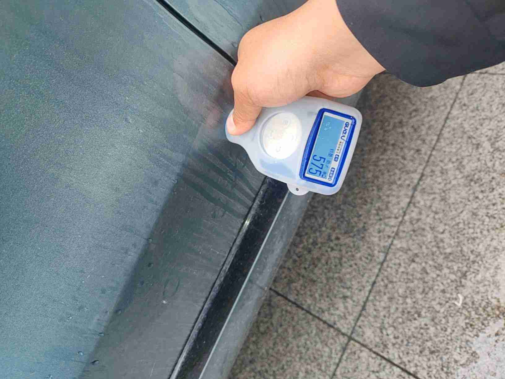 左侧前门钣金修复痕迹实拍
