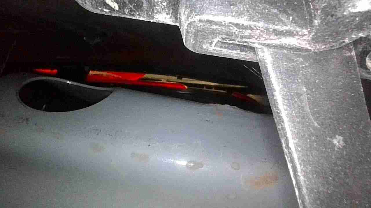 后防撞梁轻微变形实拍