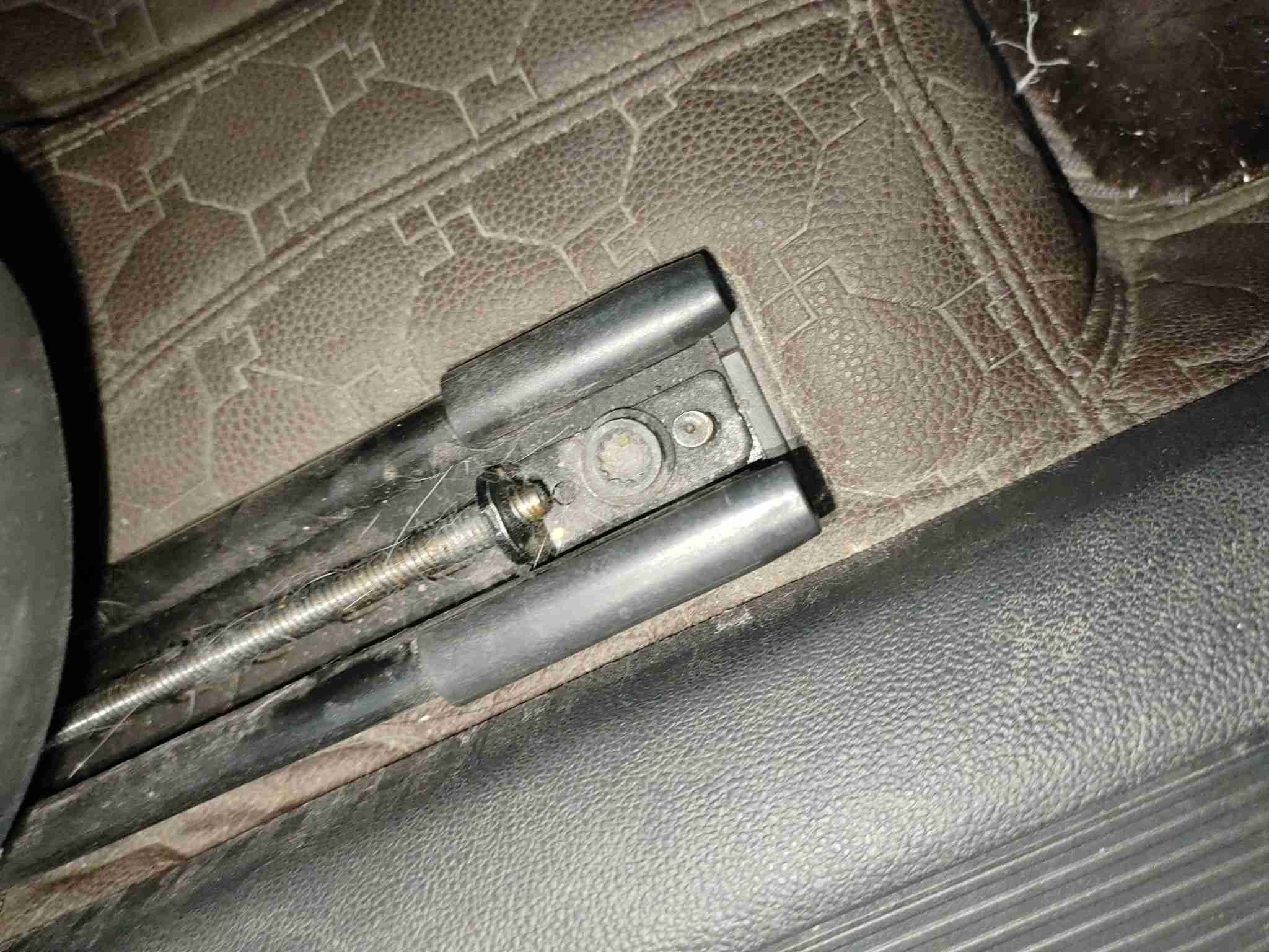 右前座椅滑轨拆卸痕迹实拍