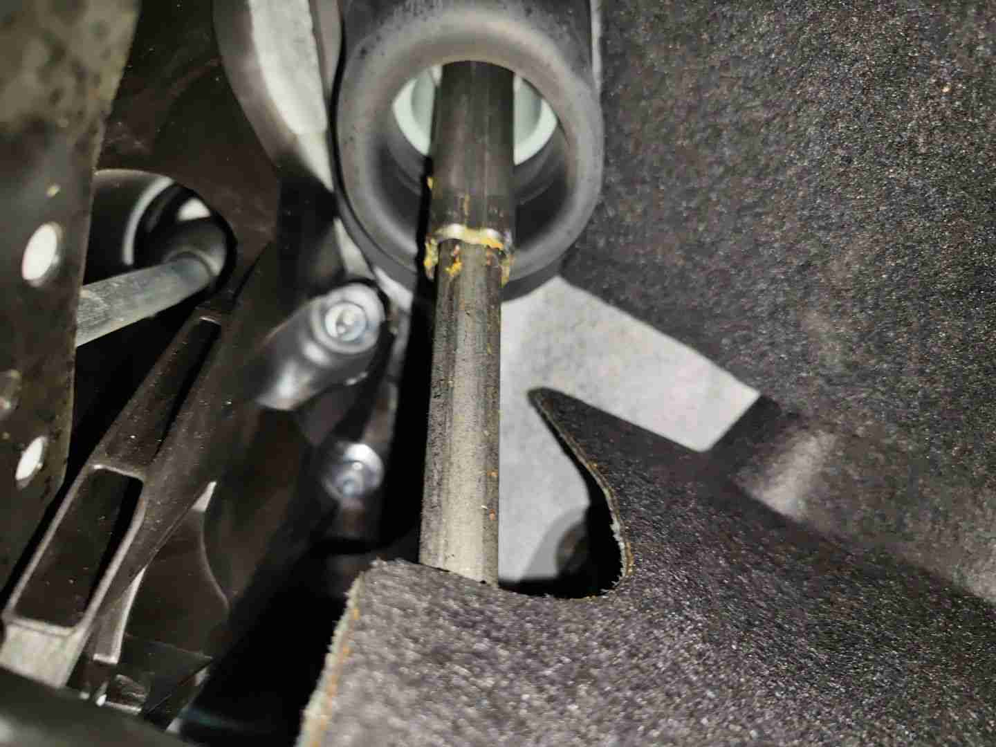 转向柱位置存在浮锈情况实拍