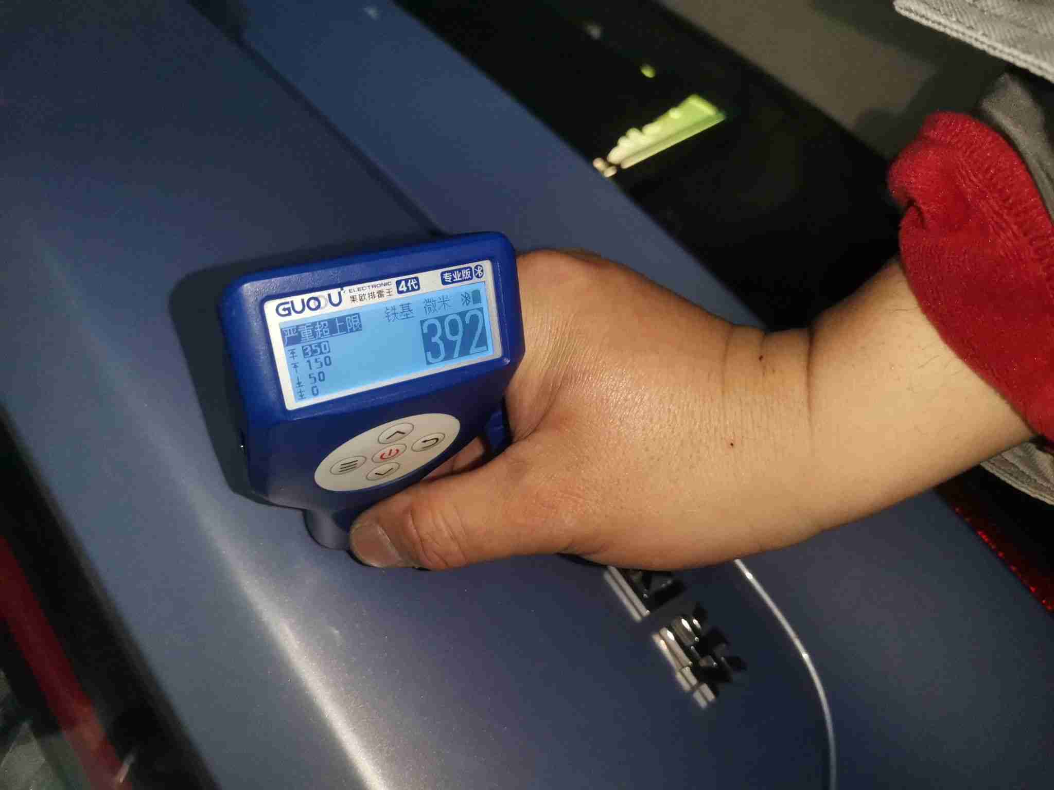 后备箱盖喷漆修复痕迹实拍