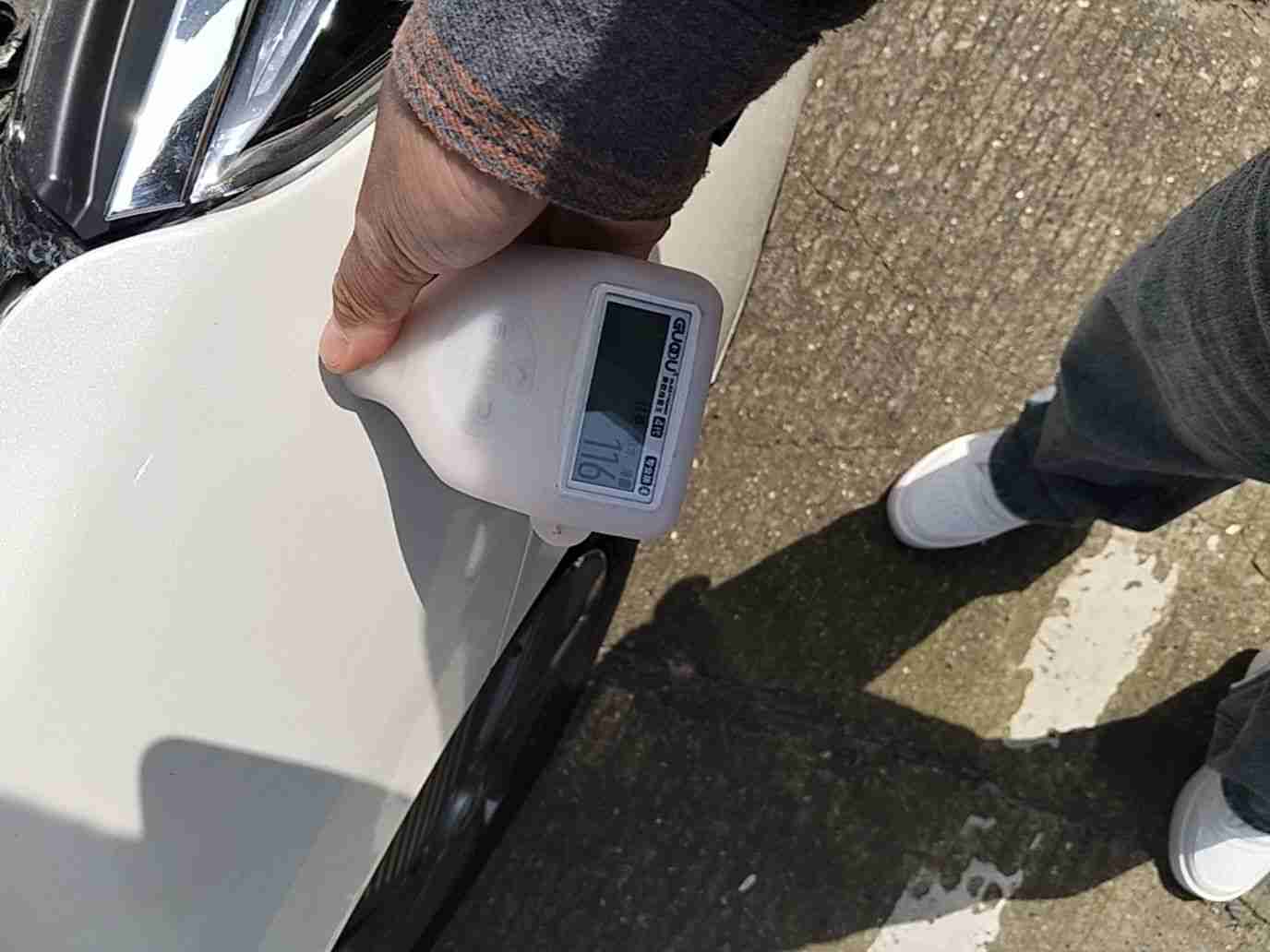 右前翼子板漆面修复情况实拍