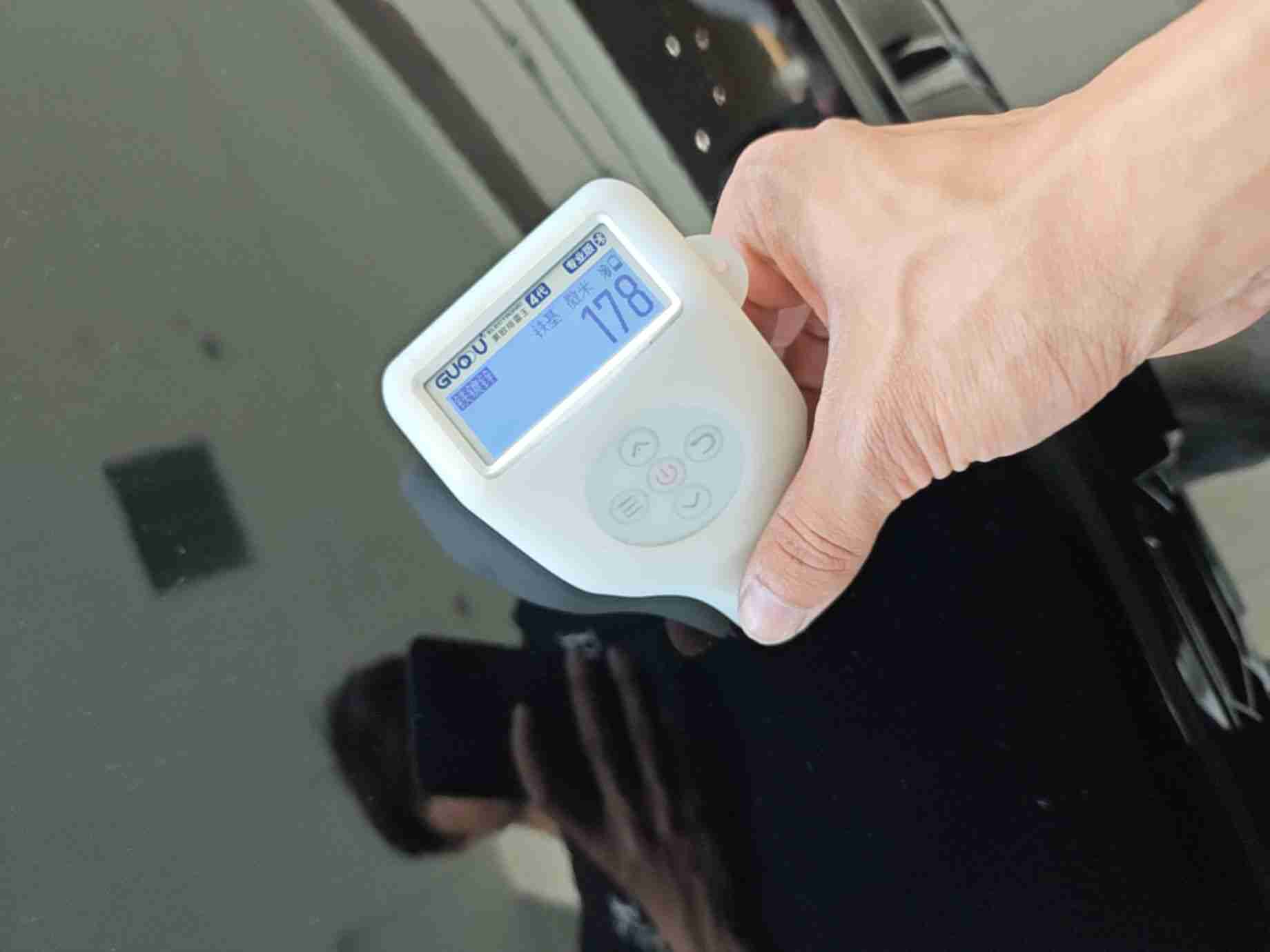 发动机舱盖漆面喷漆痕迹实拍