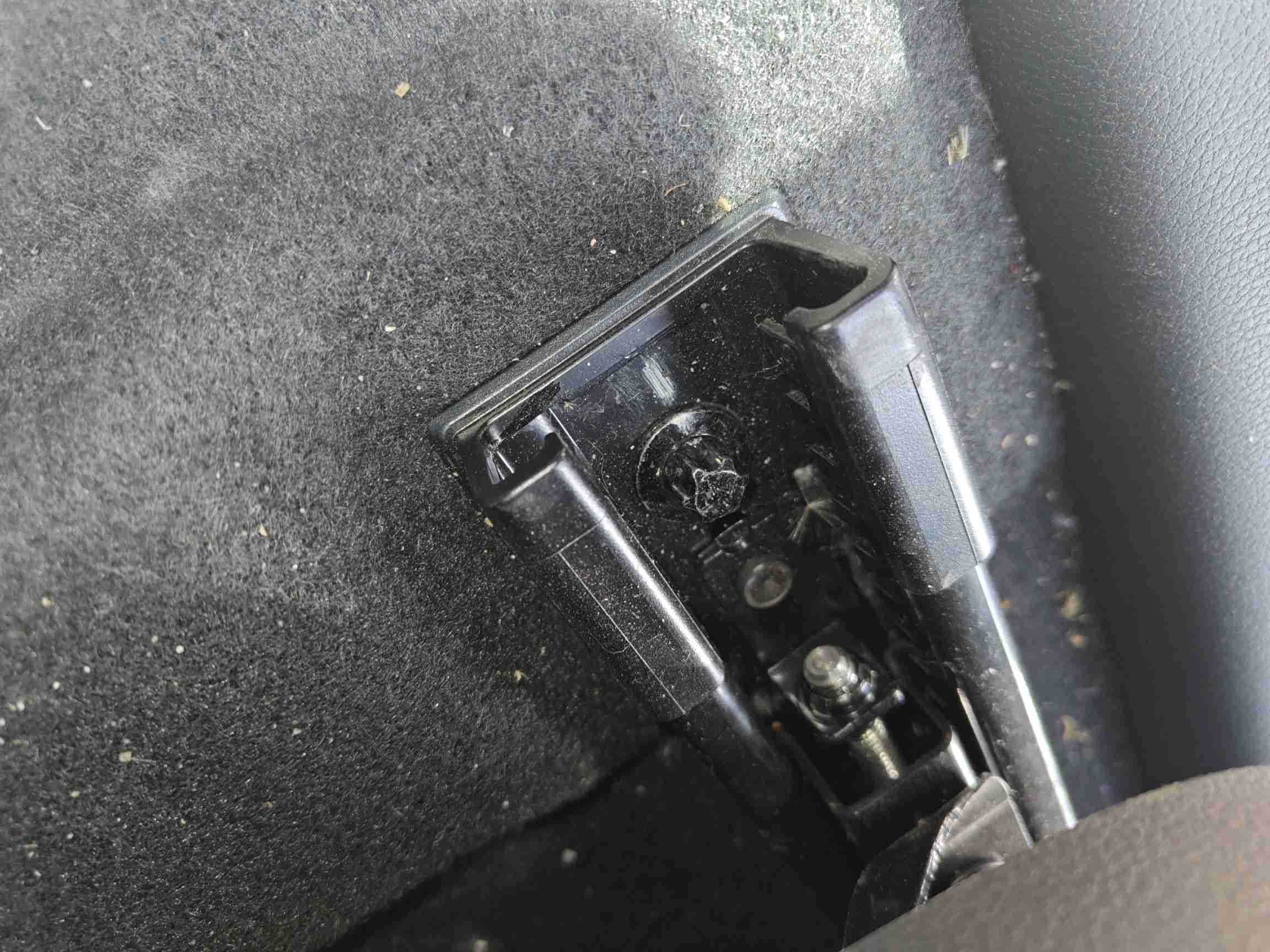 右前座椅滑轨拆卸痕迹实拍