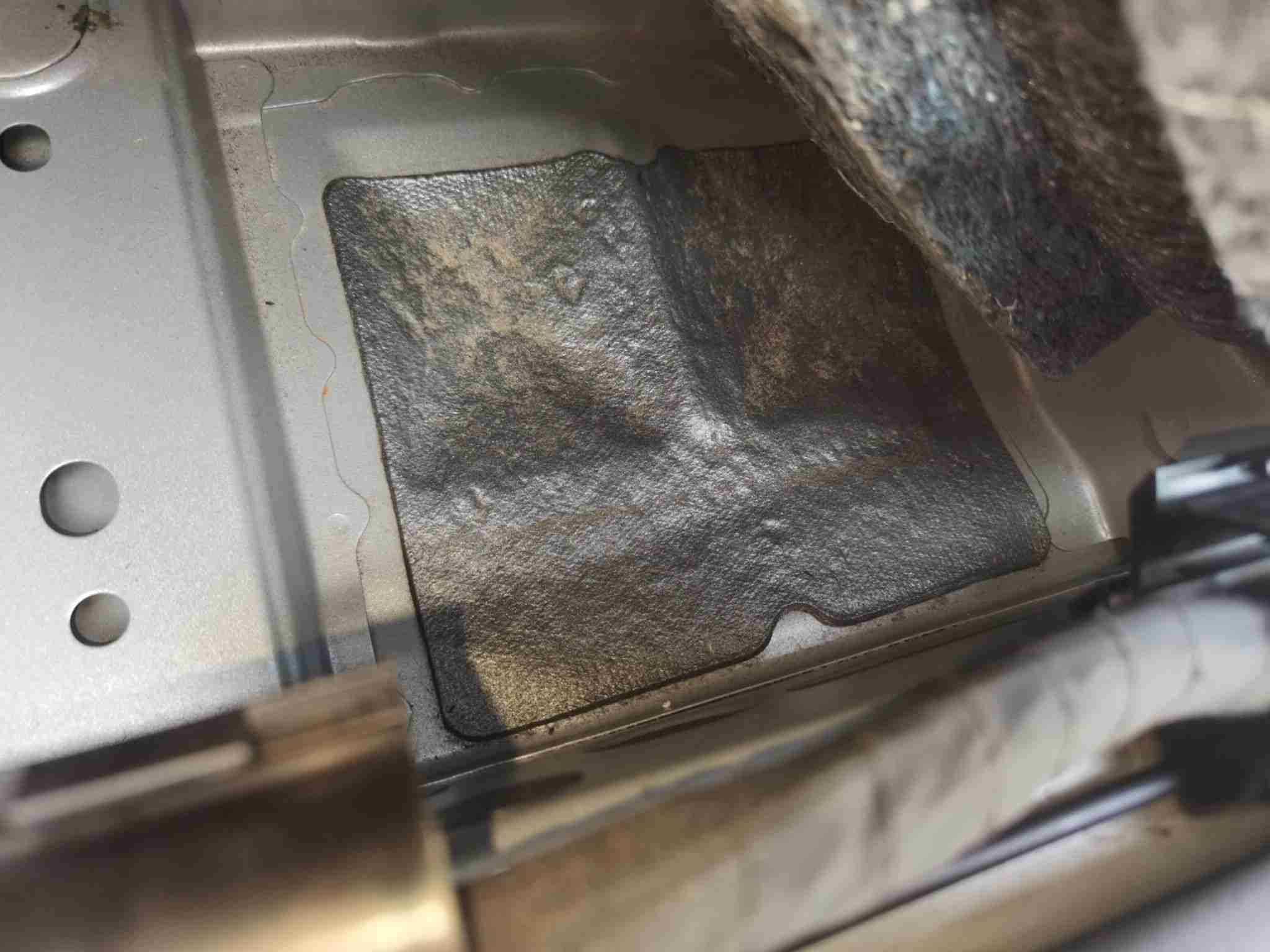 左前底板隔音胶处泥沙痕迹实拍