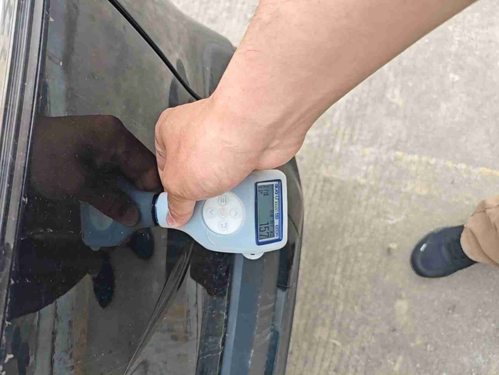 后备箱盖喷漆修复痕迹实拍