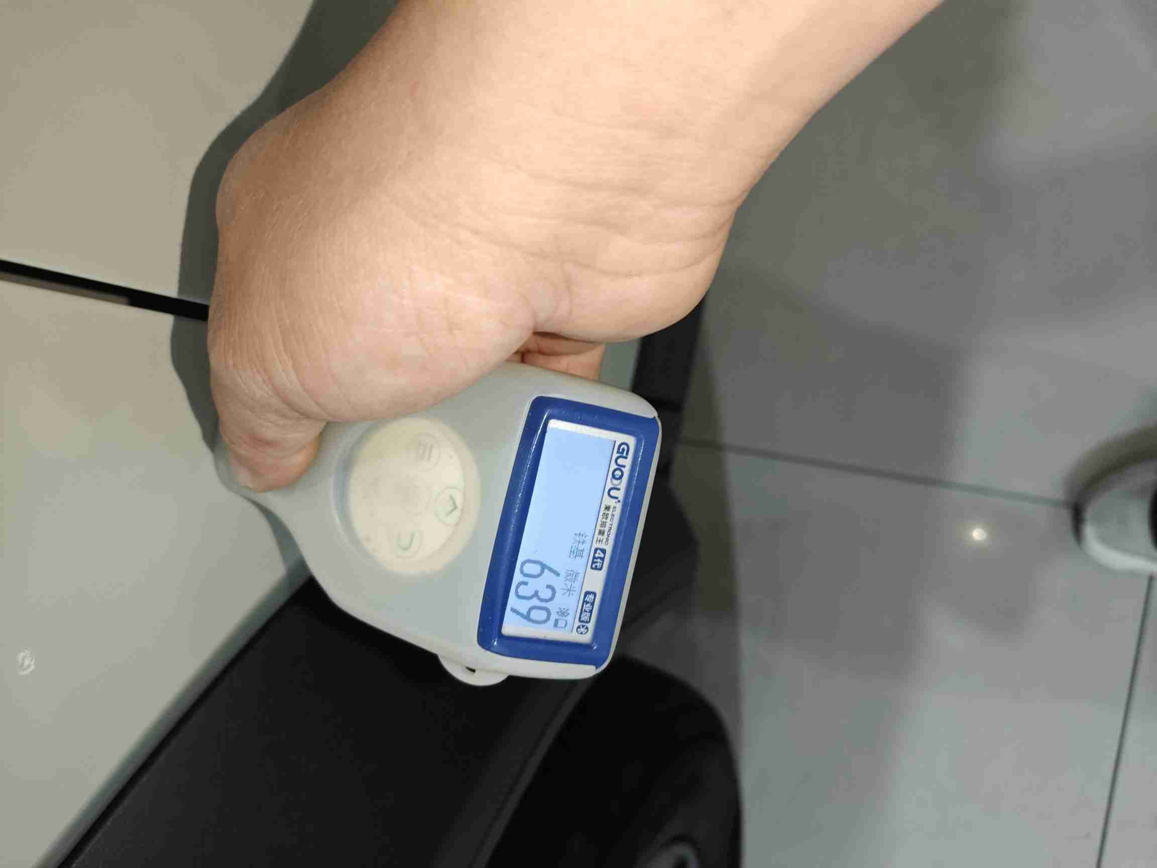 左前翼子板钣金修复痕迹实拍